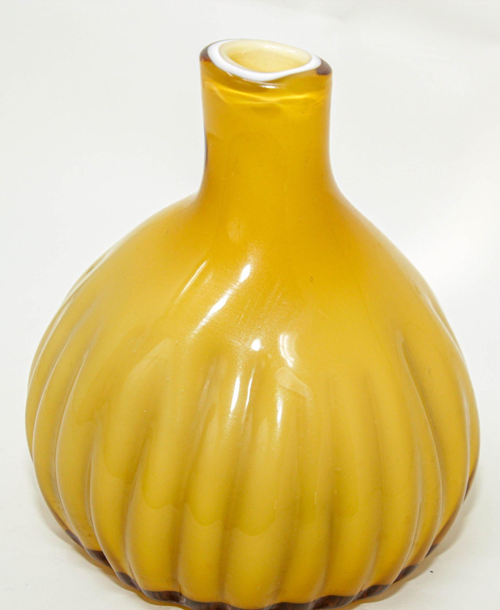 Vase en verre d'art italien soufflé à la main de Murano jaune en vente 2