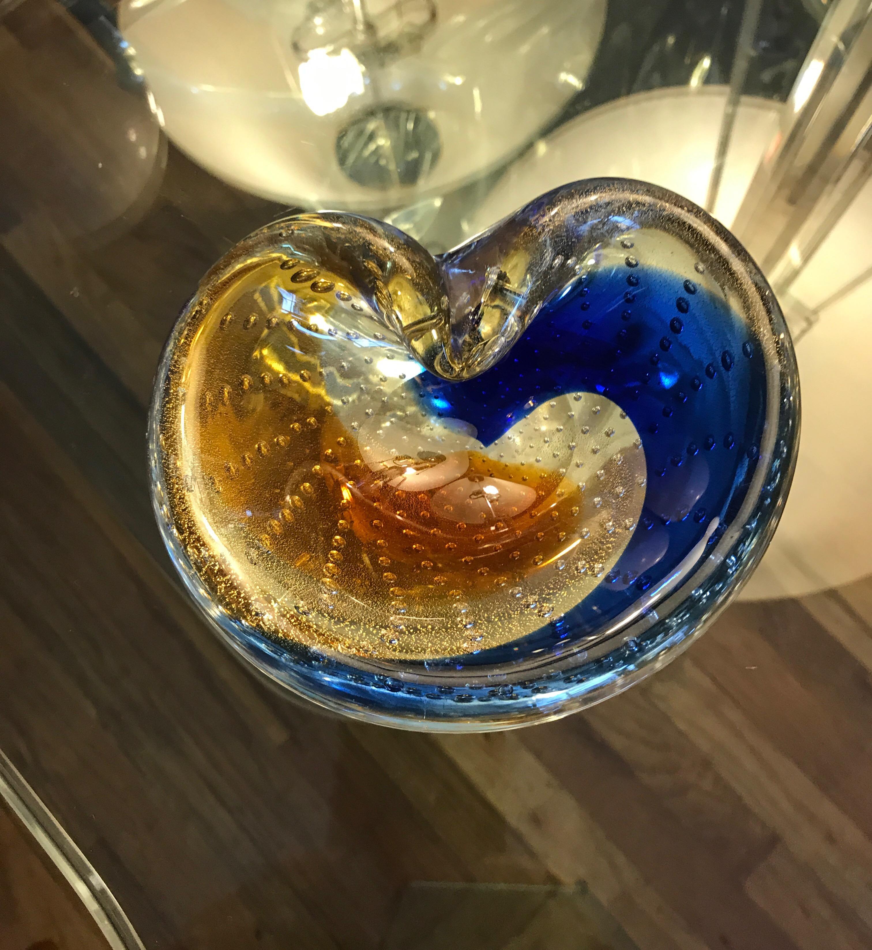 Italian hand blown Murano glass midcentury bowl or ashtray. The highly
decorative organic sculptural object is decorated with colorful swirls and controlled bubble
inclusions within the glass. Use as an ashtray ,vide poche or a decorative tabletop