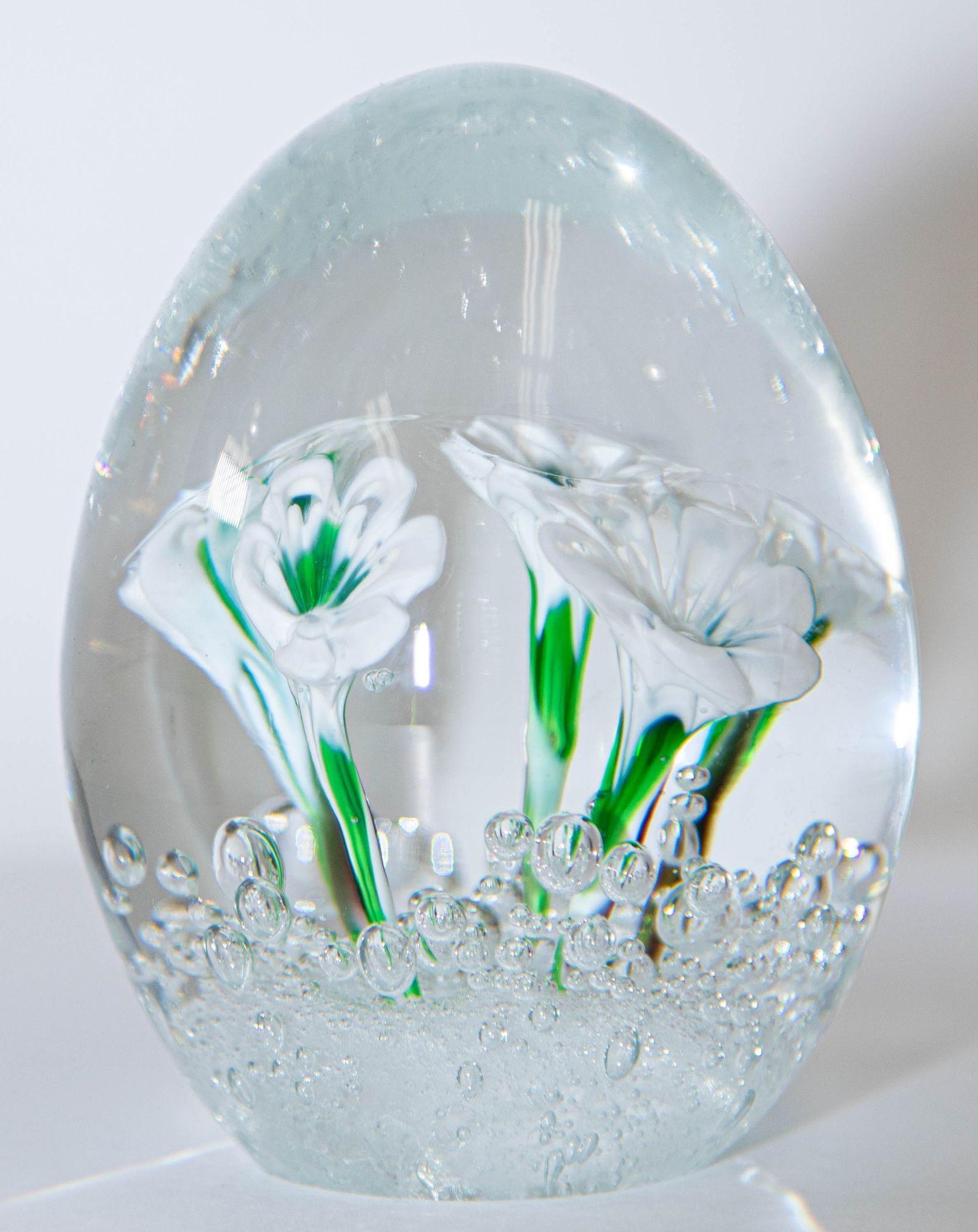 Mid-Century moderno Fermacarte in vetro artistico soffiato a mano di Murano con fiori bianchi Fratelli Toso in vendita