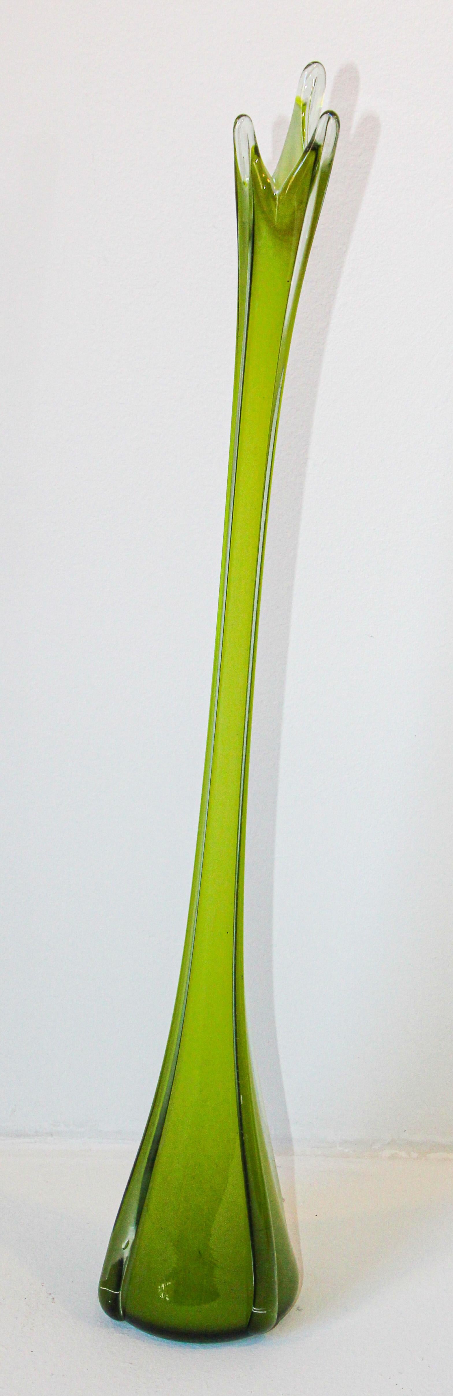 Grand vase balancé en verre d'art décoratif lourd et épais en vert émeraude de Murano, Italie, années 1960.
Mesures : 42 pouces de hauteur x 8 pouces de diamètre à la base.
Verre d'art soufflé à la main de Murano, vert, de collection, datant du