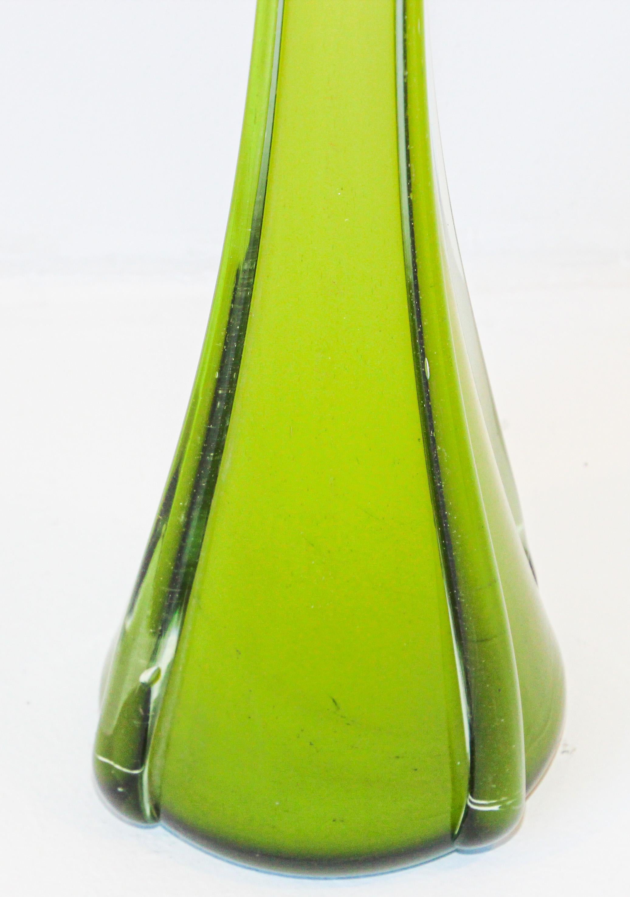 Fait main Sculpture italienne de vase en verre d'art soufflé à la main de Murano à col long en vente