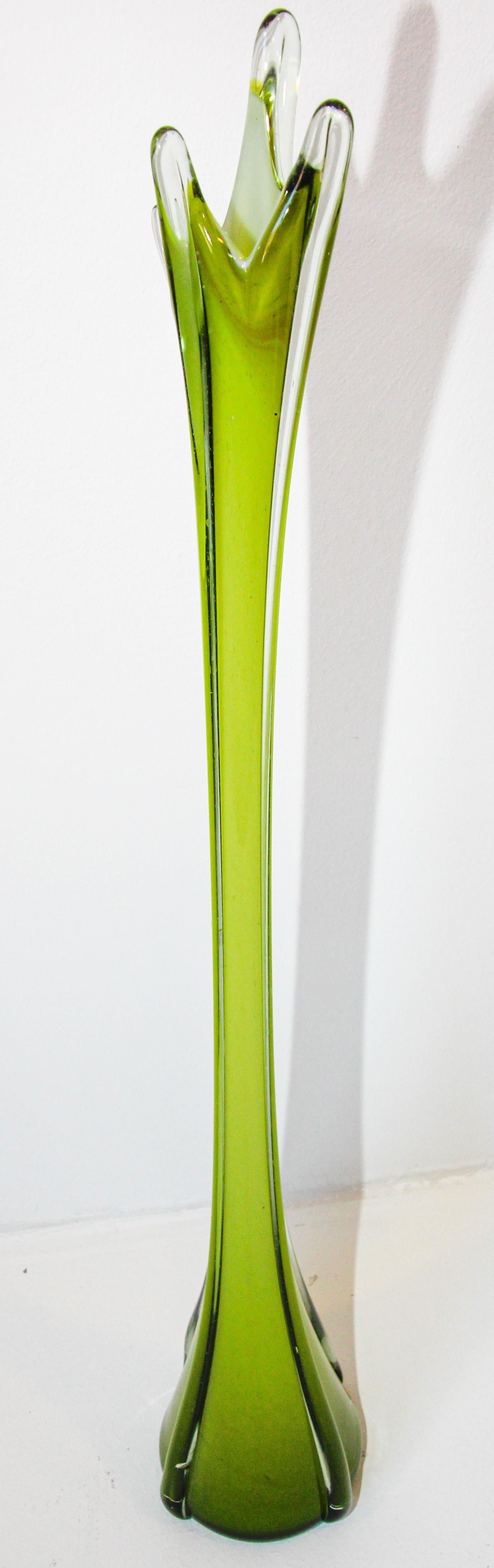 20ième siècle Sculpture italienne de vase en verre d'art soufflé à la main de Murano à col long en vente