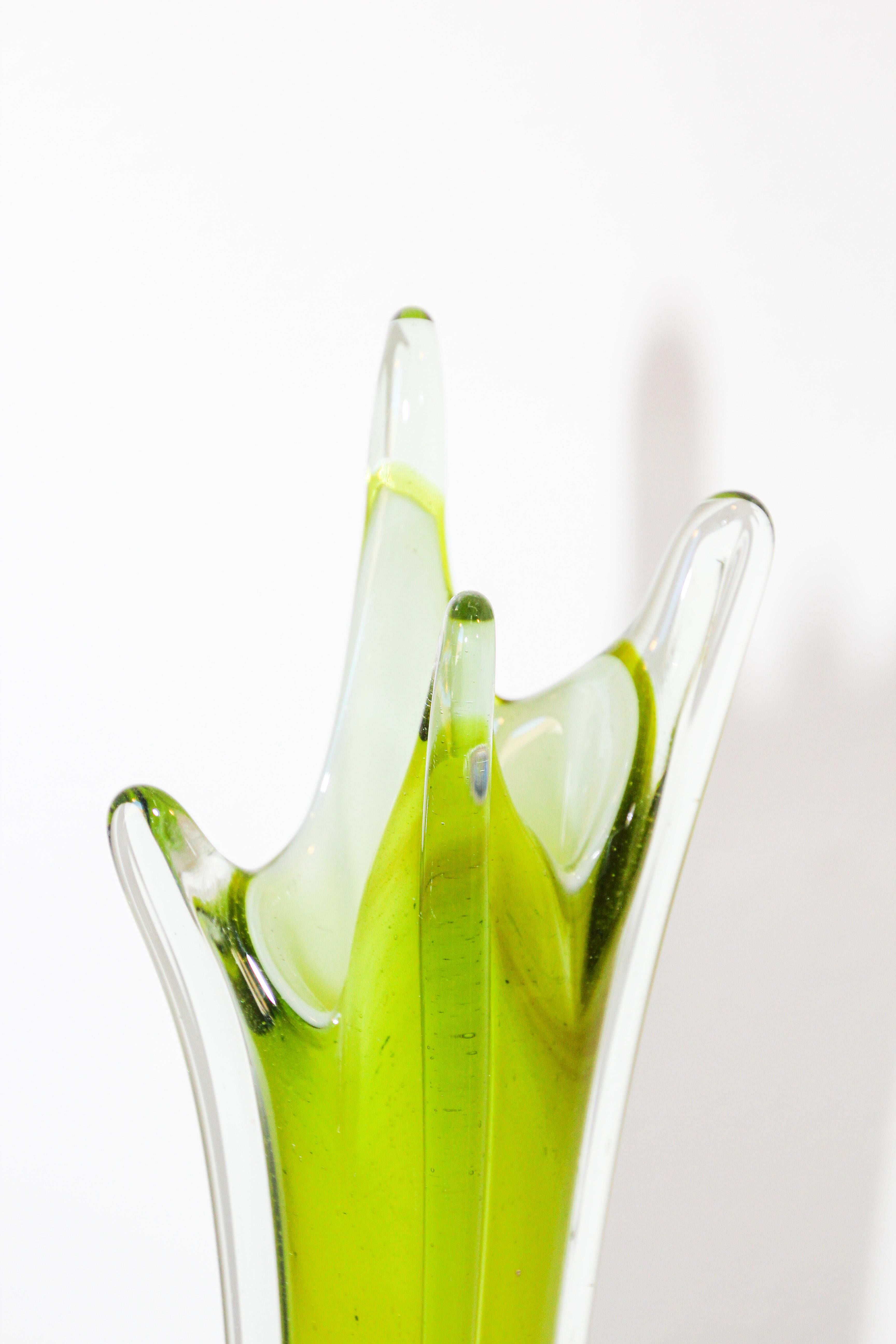 Sculpture italienne de vase en verre d'art soufflé à la main de Murano à col long en vente 1