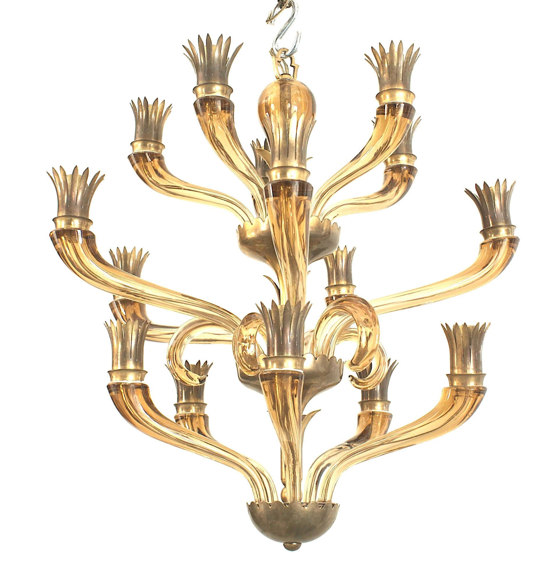 Lampadario italiano di Murano (circa 1938) in vetro fumé ambrato soffiato a mano a 3 livelli e 15 bracci a voluta che terminano con coppe stilizzate svasate e smerlate in ottone e 5 volute in vetro nella sezione centrale (di VENINI)
