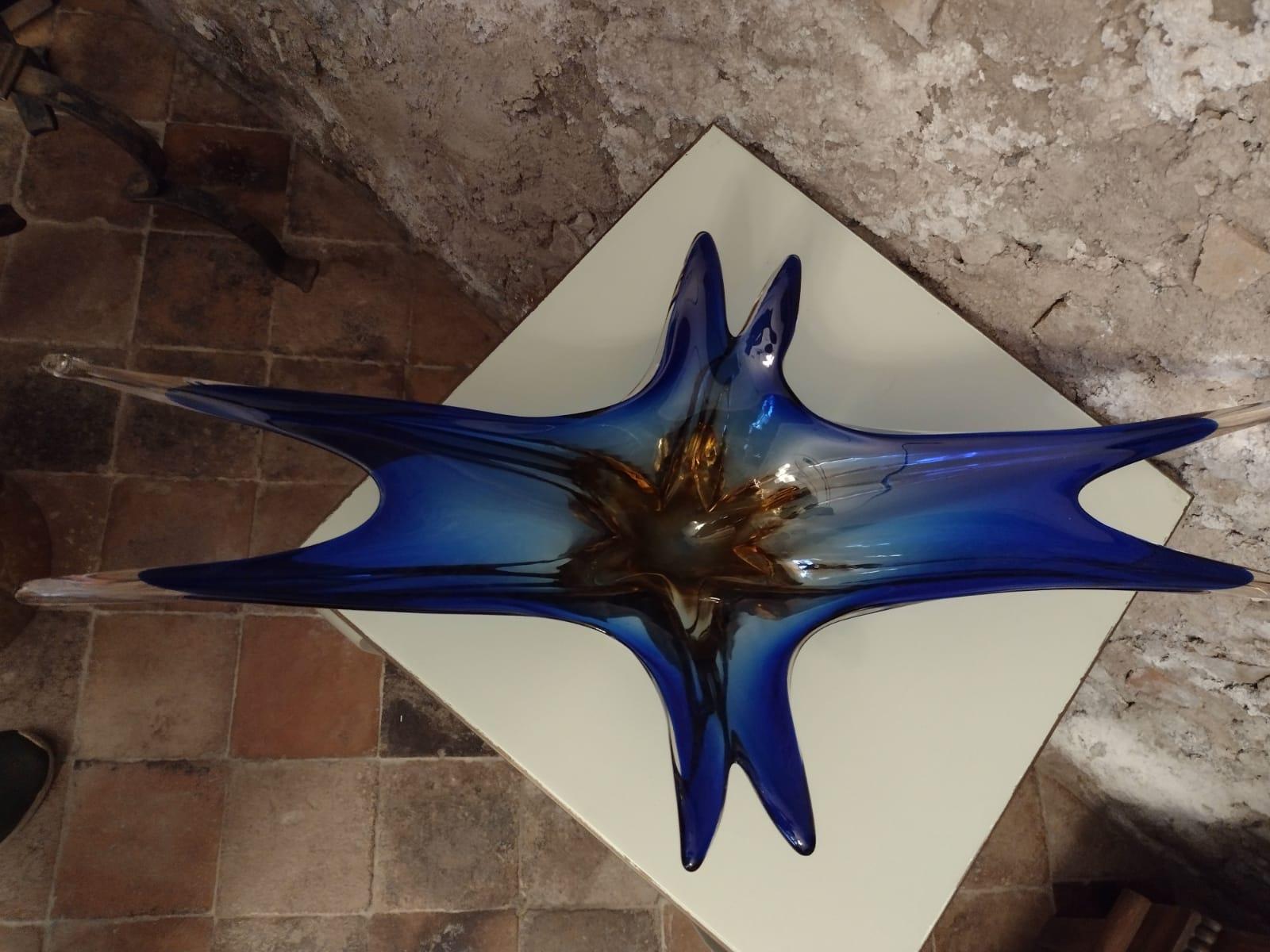 Kunstglas Sommerso Tafelaufsatz.
Wunderschön geformte, längliche Murano-Glasschale aus blauem und bernsteinfarbenem Sommerso-Glas.
Ein hochdekorativer mundgeblasener Tafelaufsatz mit organischem Design.