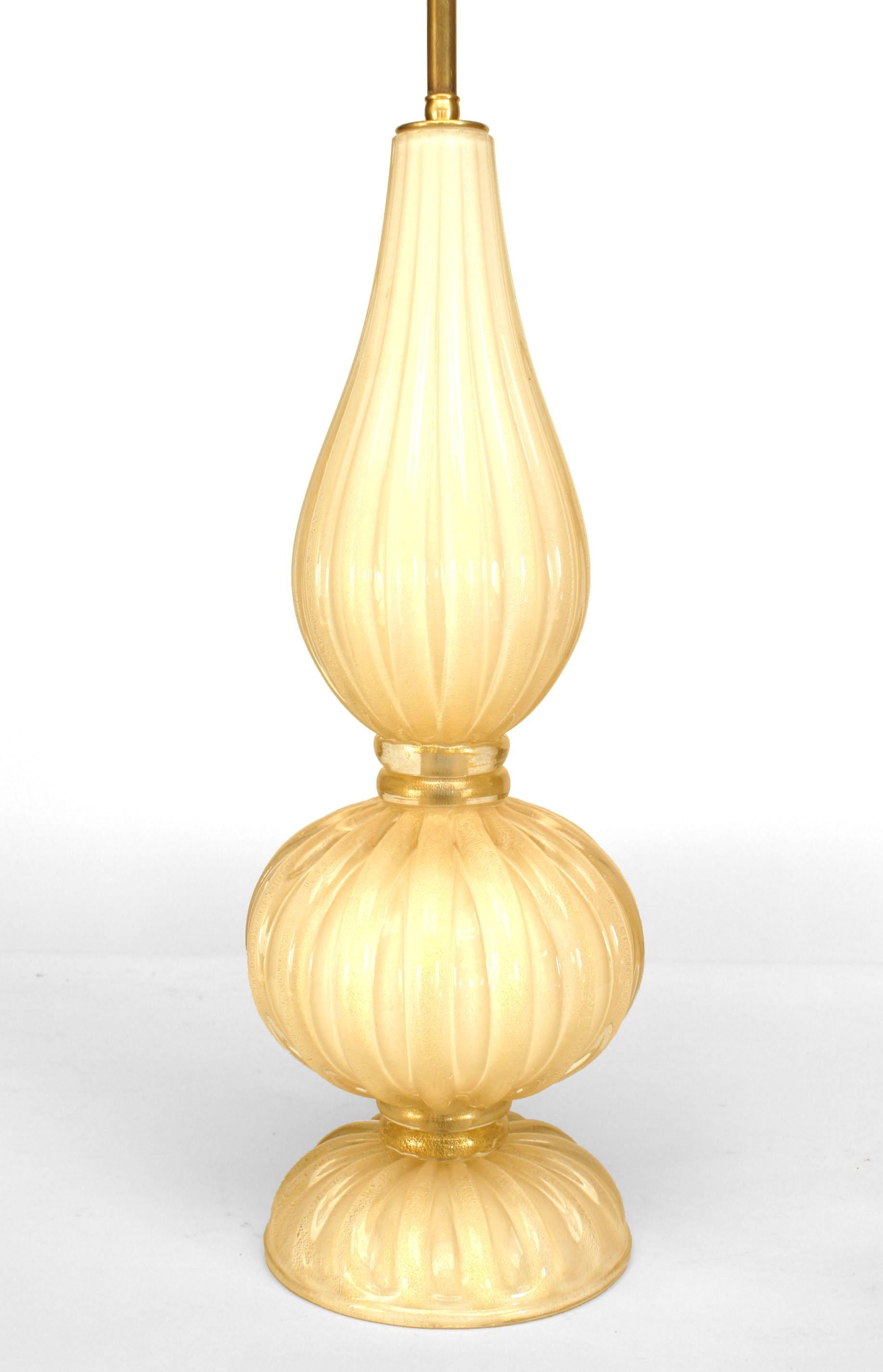 Ein Paar italienischer Muranoglas-Tischlampen im Stil der Jahrhundertmitte in Beige und Gold mit geriffeltem Glas 