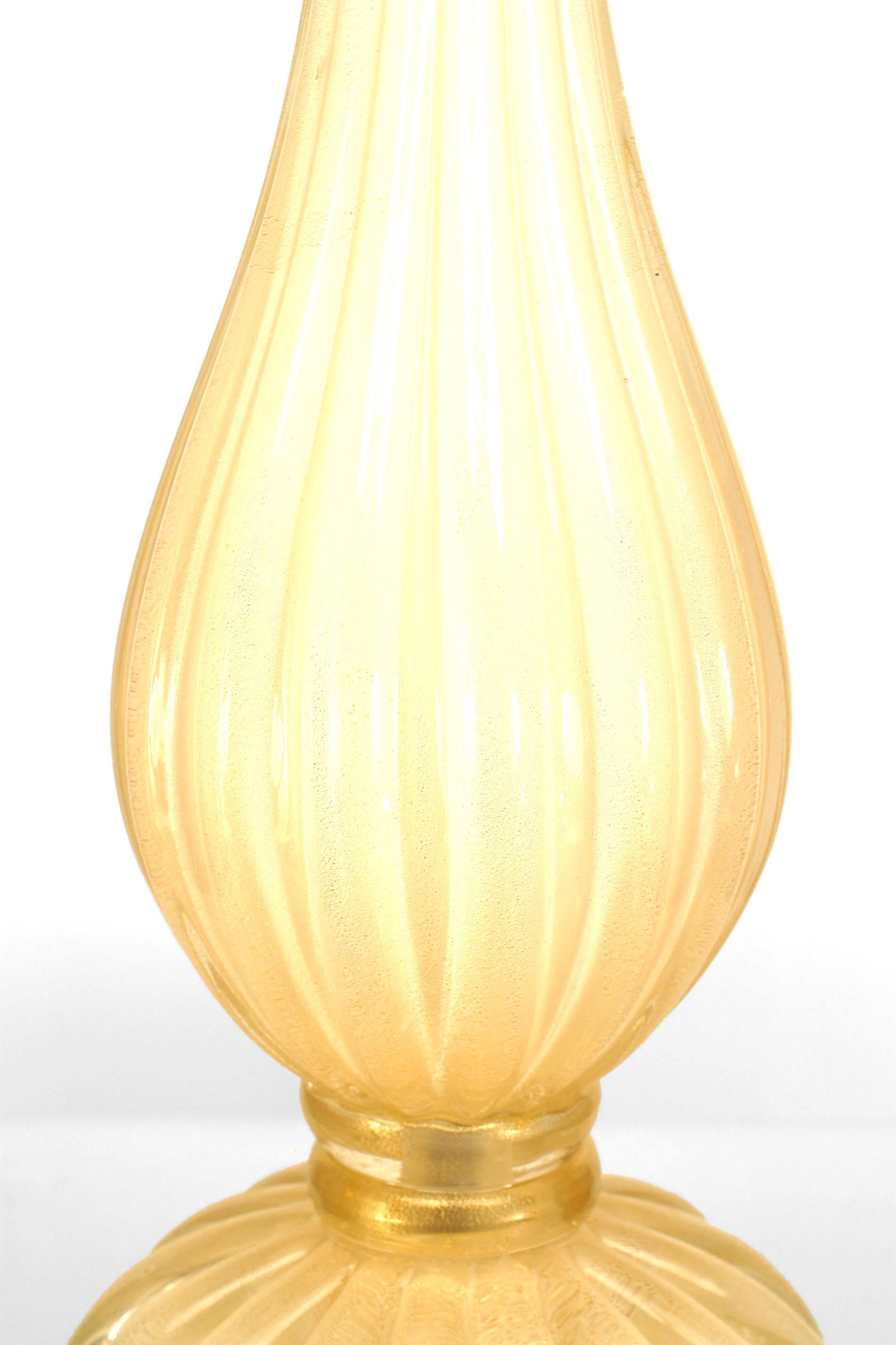 Lámpara de mesa italiana de cristal de Murano espolvoreado de oro Moderno de mediados de siglo en venta
