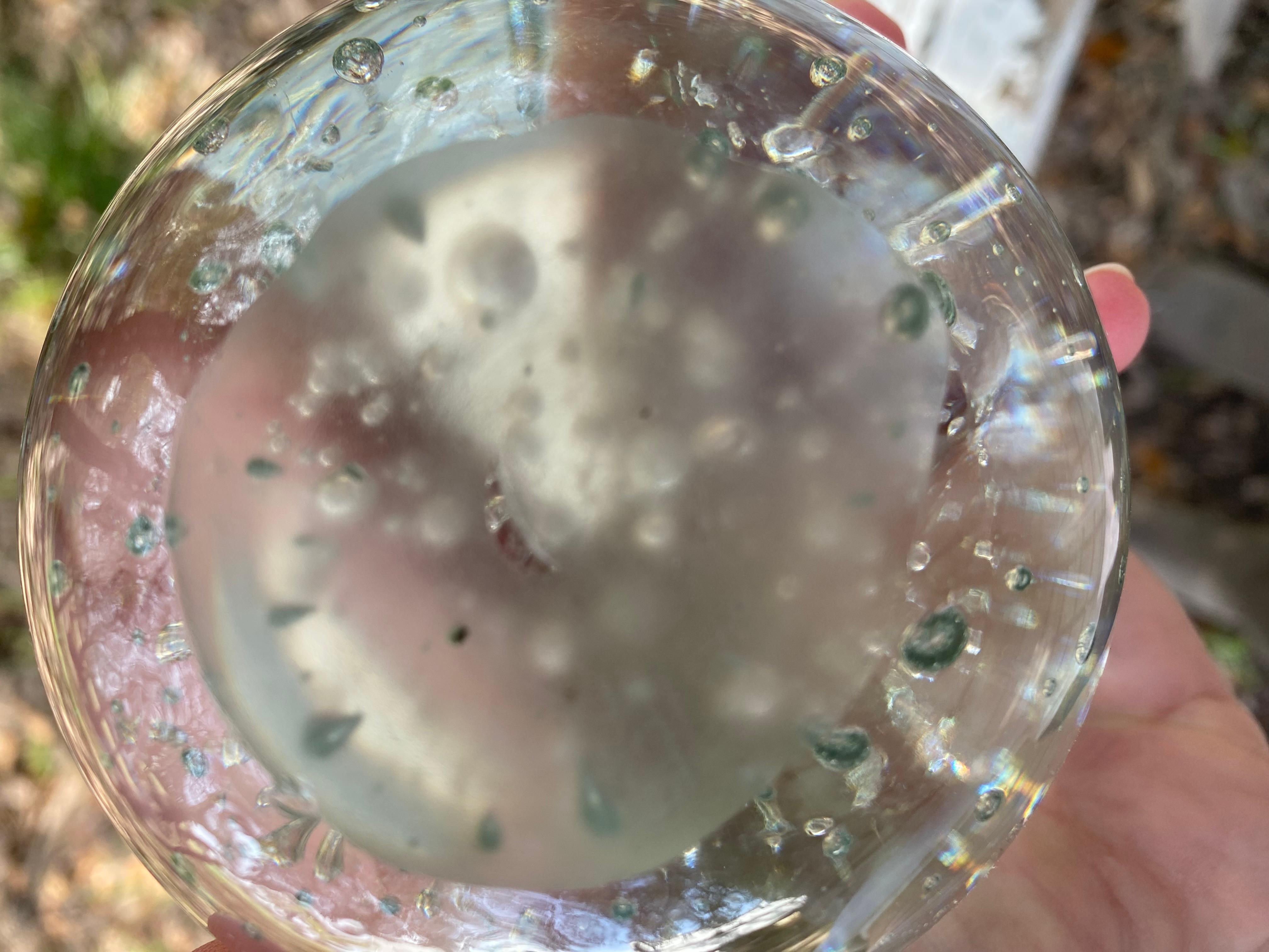 Fait main Presse-papiers sphériques italiens de Murano à bulles internes en vente