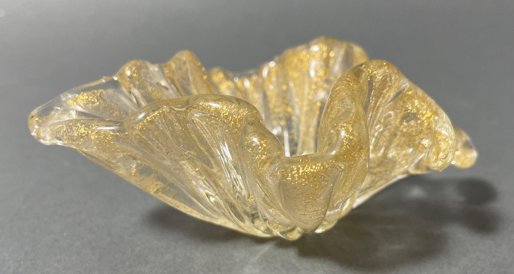 Italian Murano Iridescent Gold Flecks Leaf Dish Barovier e Toso In Good Condition For Sale In North Hollywood, CA