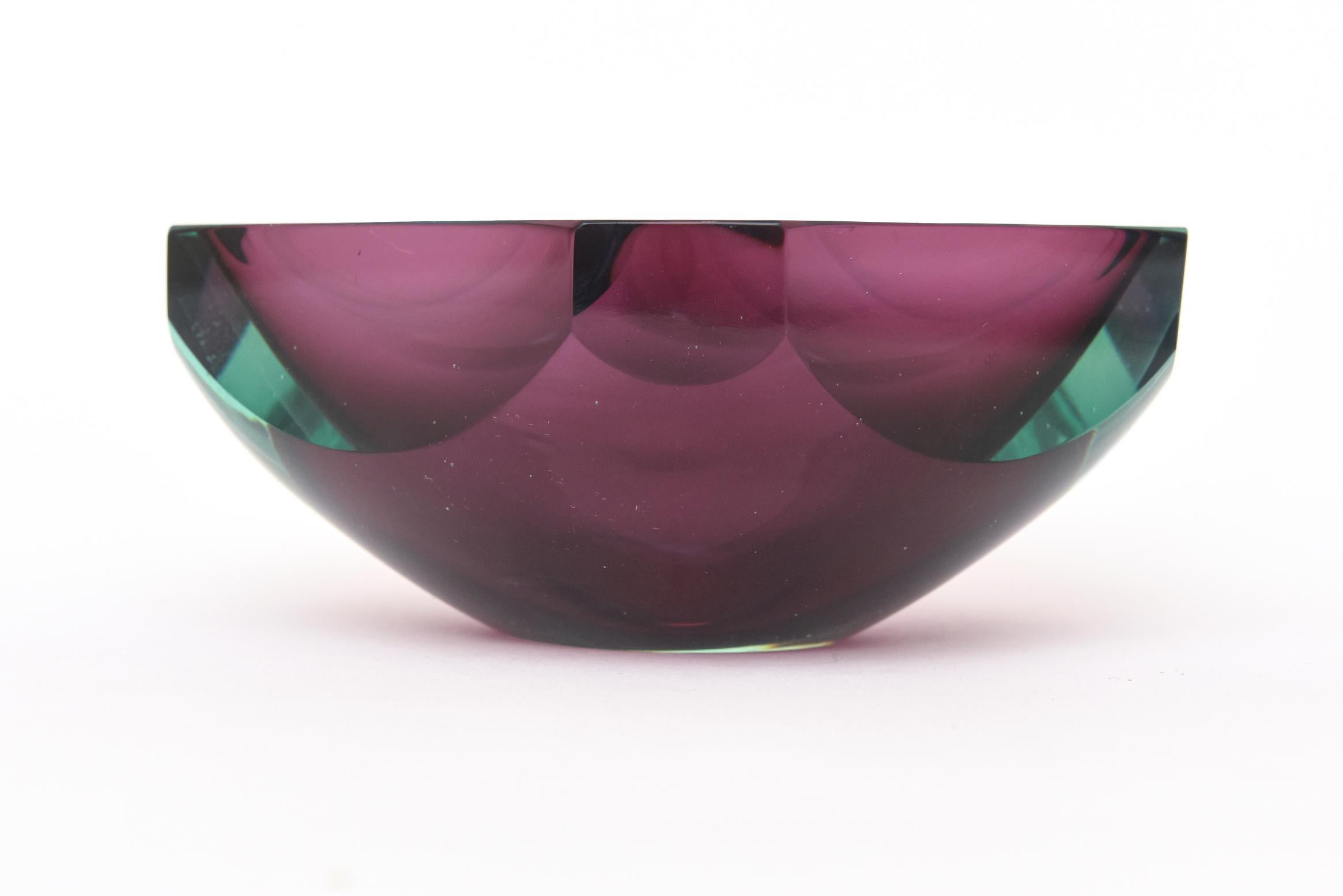 Bol Mandruzzato de Murano en verre à facettes vert émeraude et violet, ton bijou italien Bon état - En vente à North Miami, FL