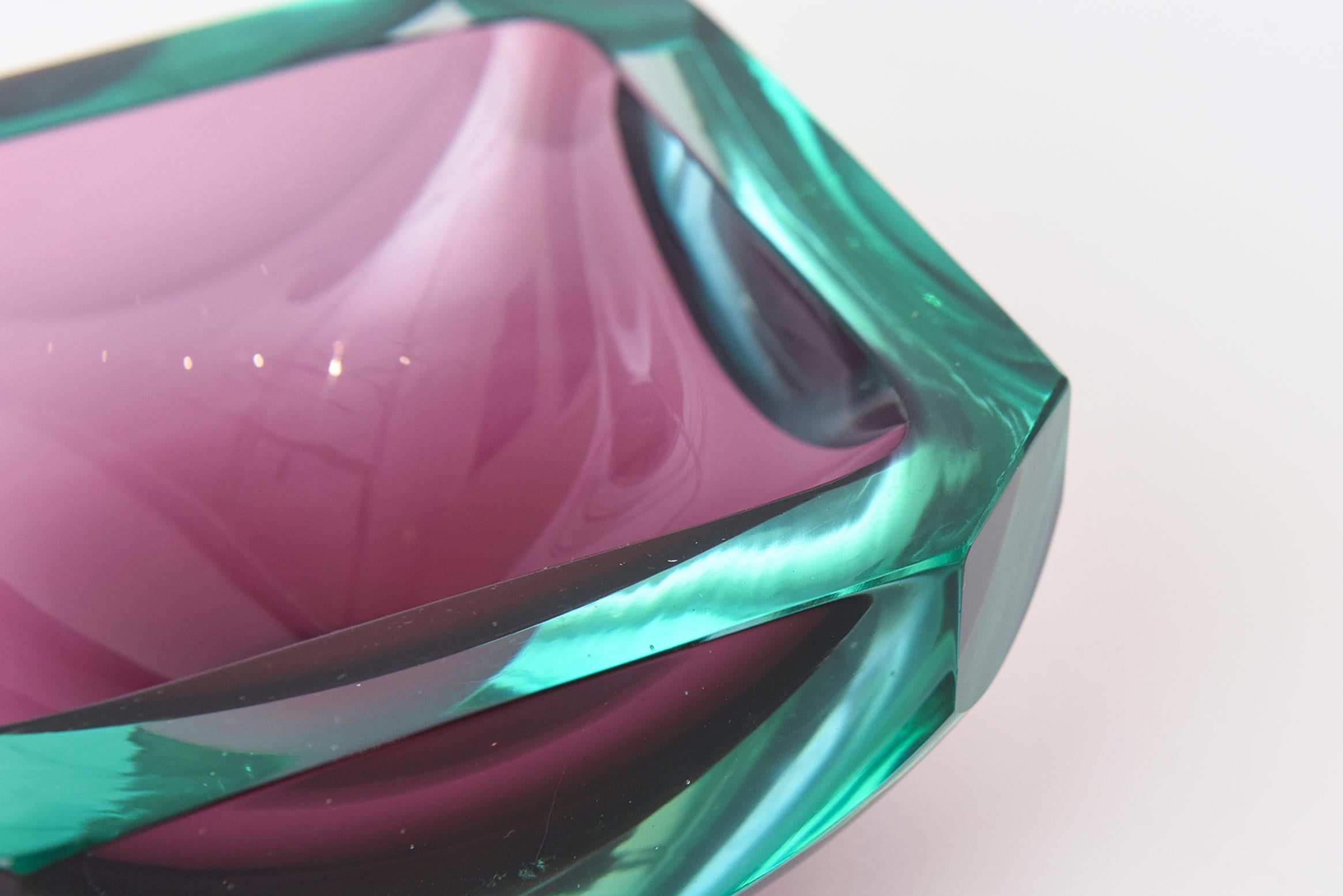 Fin du 20e siècle Bol Mandruzzato de Murano en verre à facettes vert émeraude et violet, ton bijou italien en vente