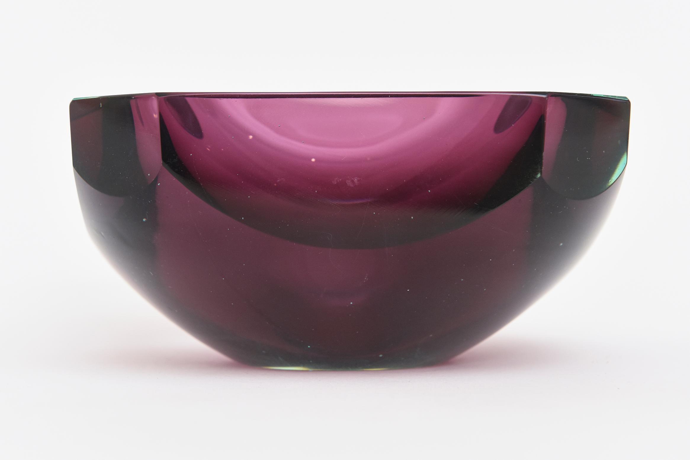 Late 20th Century Murano Mandruzzato Jewel Toned Emerald Green, Purple Faceted Glass Bowl Italian For Sale
