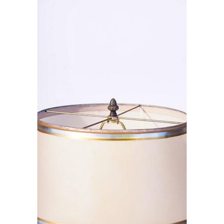 Lampes lavande italiennes de Murano avec base en lucite, 20e siècle
Ombres personnalisées peintes à la main en papier parcheminé et doré.