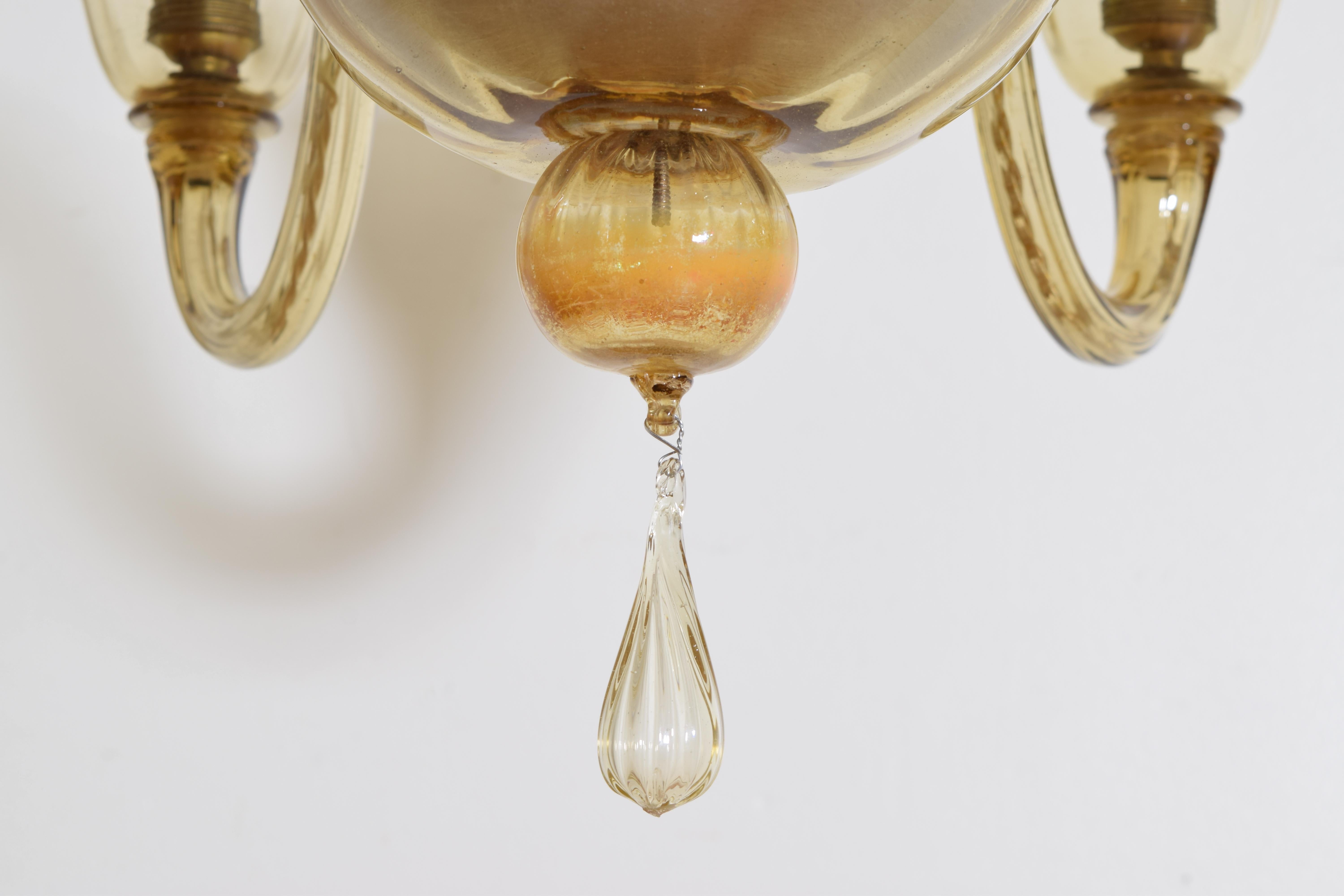 Italian, Murano, Light Amber Blown Glass 6-Light Chandelier, Mid-20th century For Sale 4