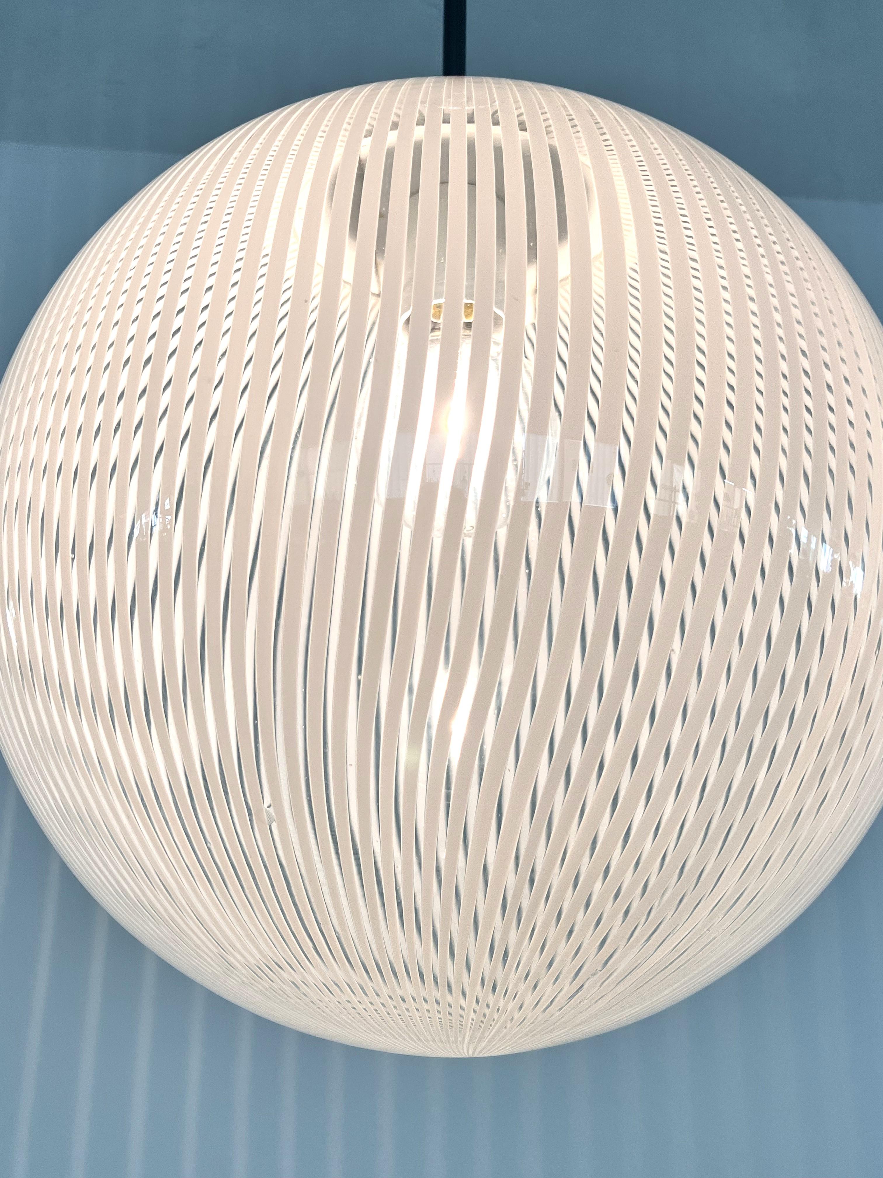Mid-Century Modern Lustre italien de Murano du milieu du siècle dernier, grand globe en verre rayé blanc en vente