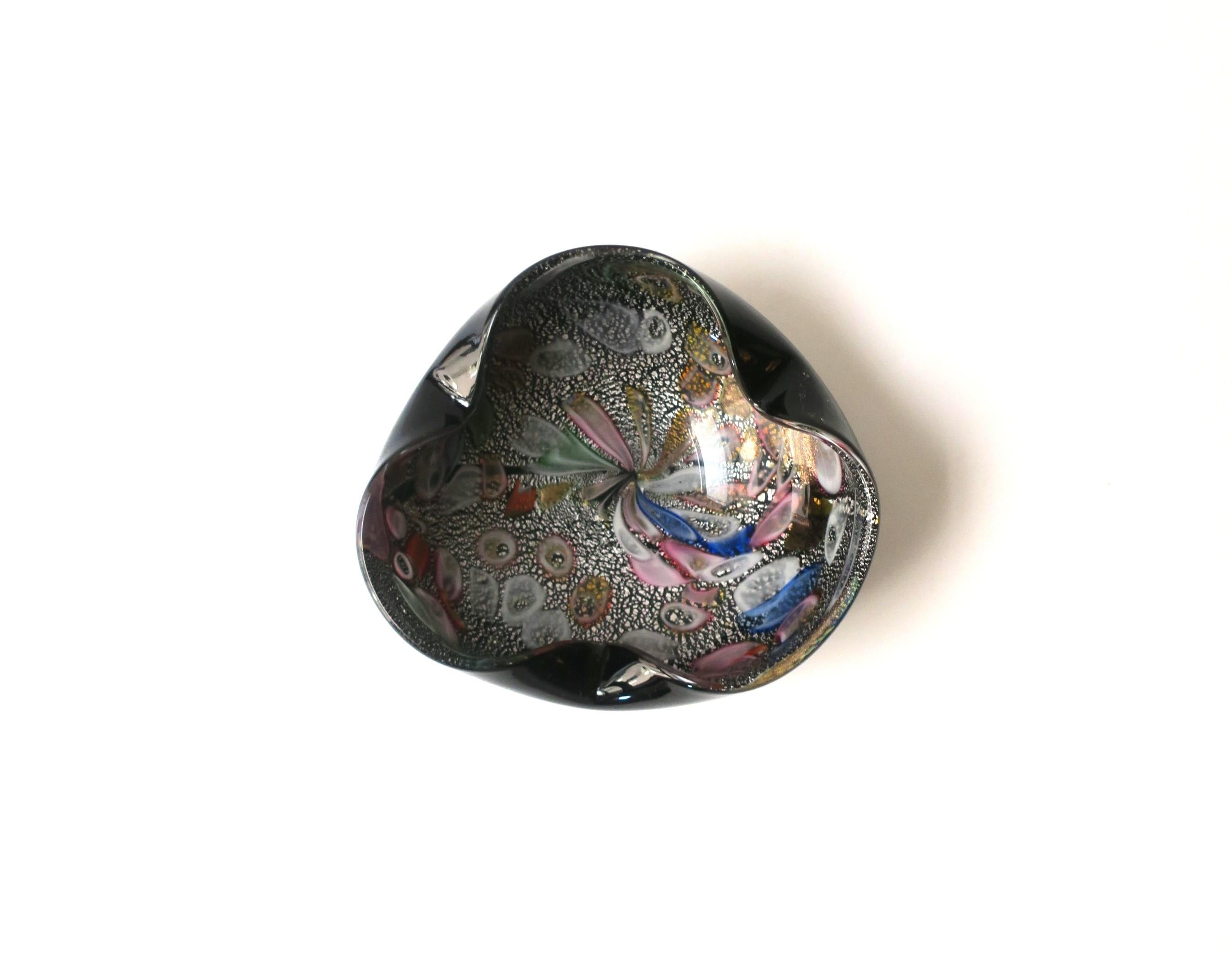 A beautiful Italian Murano art glass bowl, attributed to Dino Martens and Arte Vetraria Muranese, Mid-Century Modern design period, circa mid-20th century, Italy, 1950s-1960s. Bowl is beautifully designed with colorful millefiori and generous