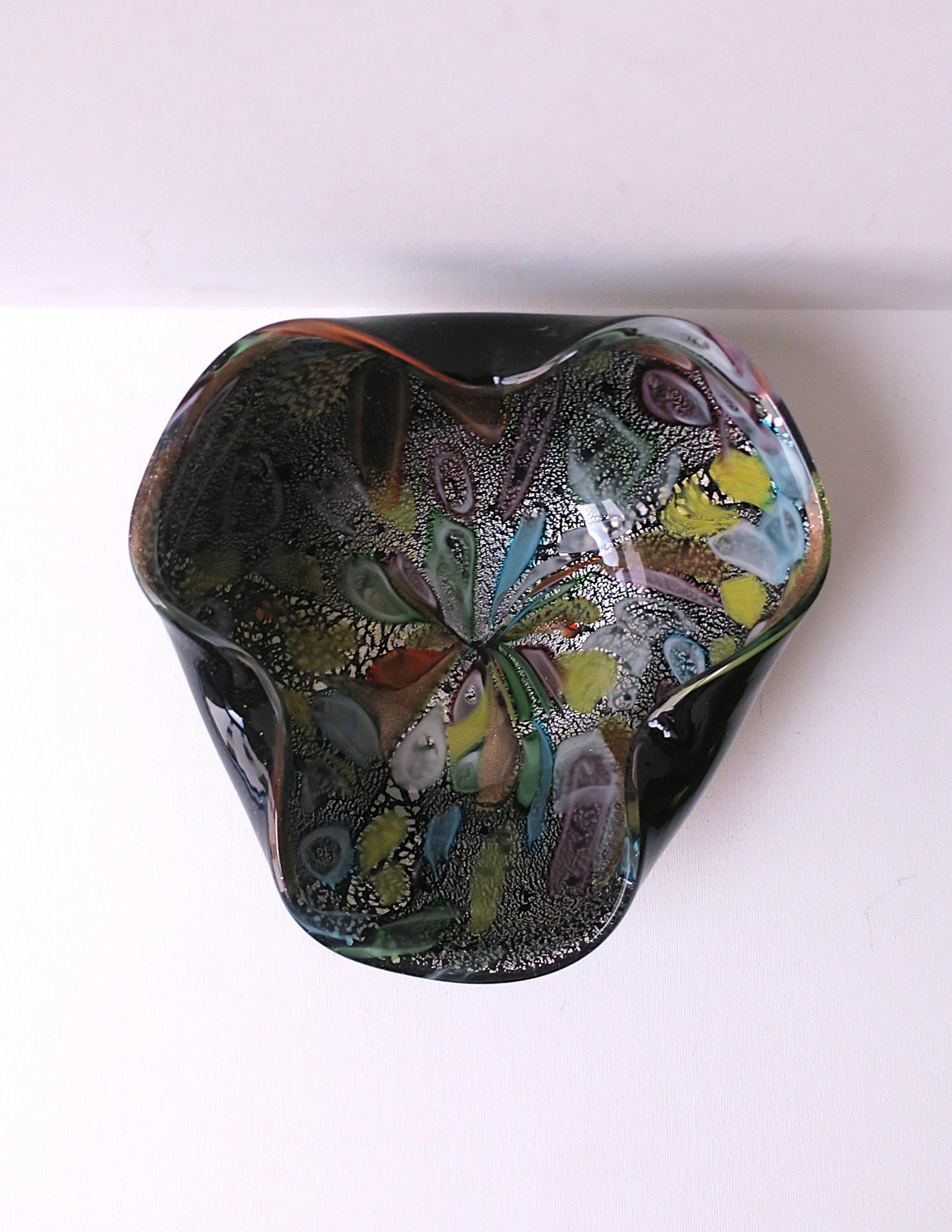 Bellissima ciotola in vetro artistico di Murano, attribuita a Dino Martens e all'Arte Vetraria Murano, periodo di design Mid-Century Modern, circa metà del XX secolo, Italia, anni 1950-1960. La ciotola è splendidamente disegnata con millefiori