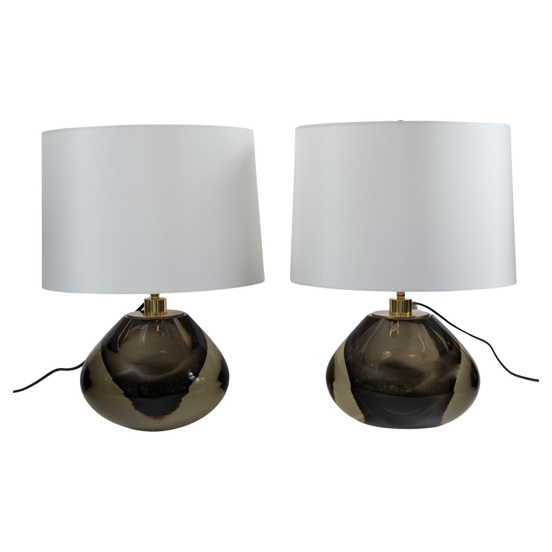 Lampe artisanale moderne soufflée et polie en forme d'orbe flottant de couleur marron entouré de verre de couleur fumée,  noter qu'il s'agit de formes en verre solide et  peser jusqu'à 30lbs. Abat-jour inclus. Électrifié selon le code avec des
