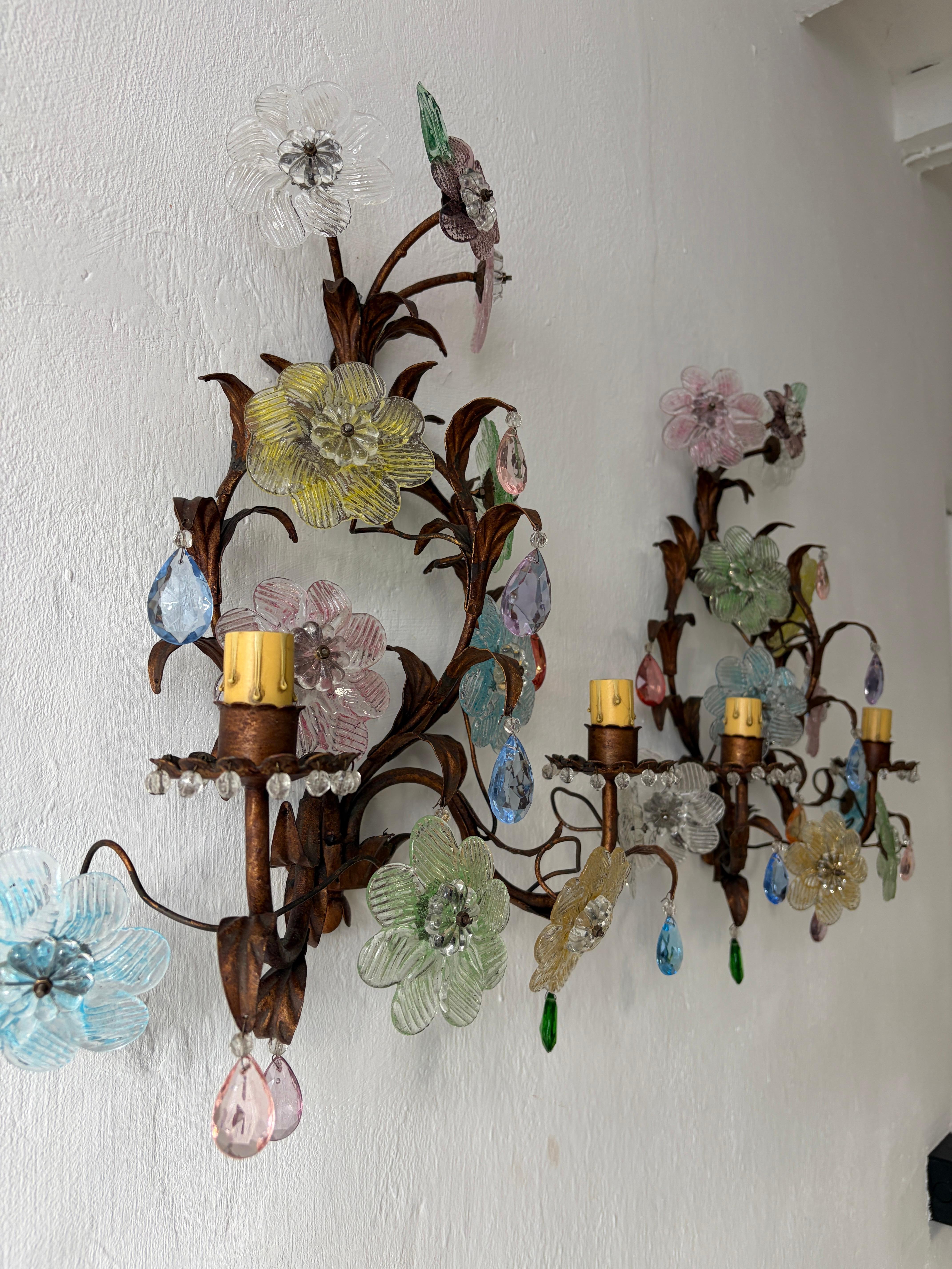 Italian Murano Multicolor Prisms Flowers Gilt Metal Sconces, c 1930 en Bueno estado para la venta en Firenze, Toscana