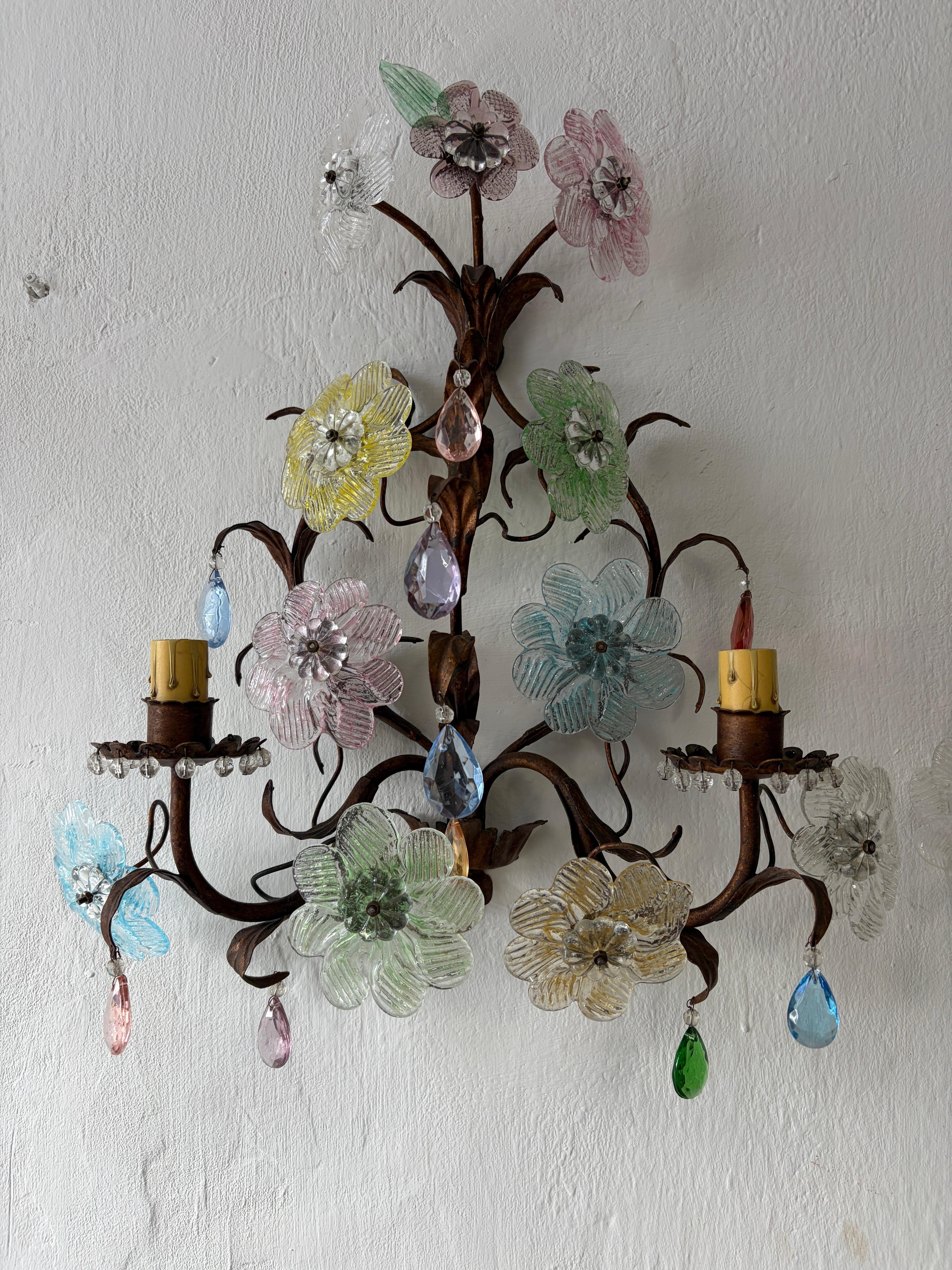 Italian Murano Multicolor Prisms Flowers Gilt Metal Sconces, c 1930 mediados del siglo XX en venta