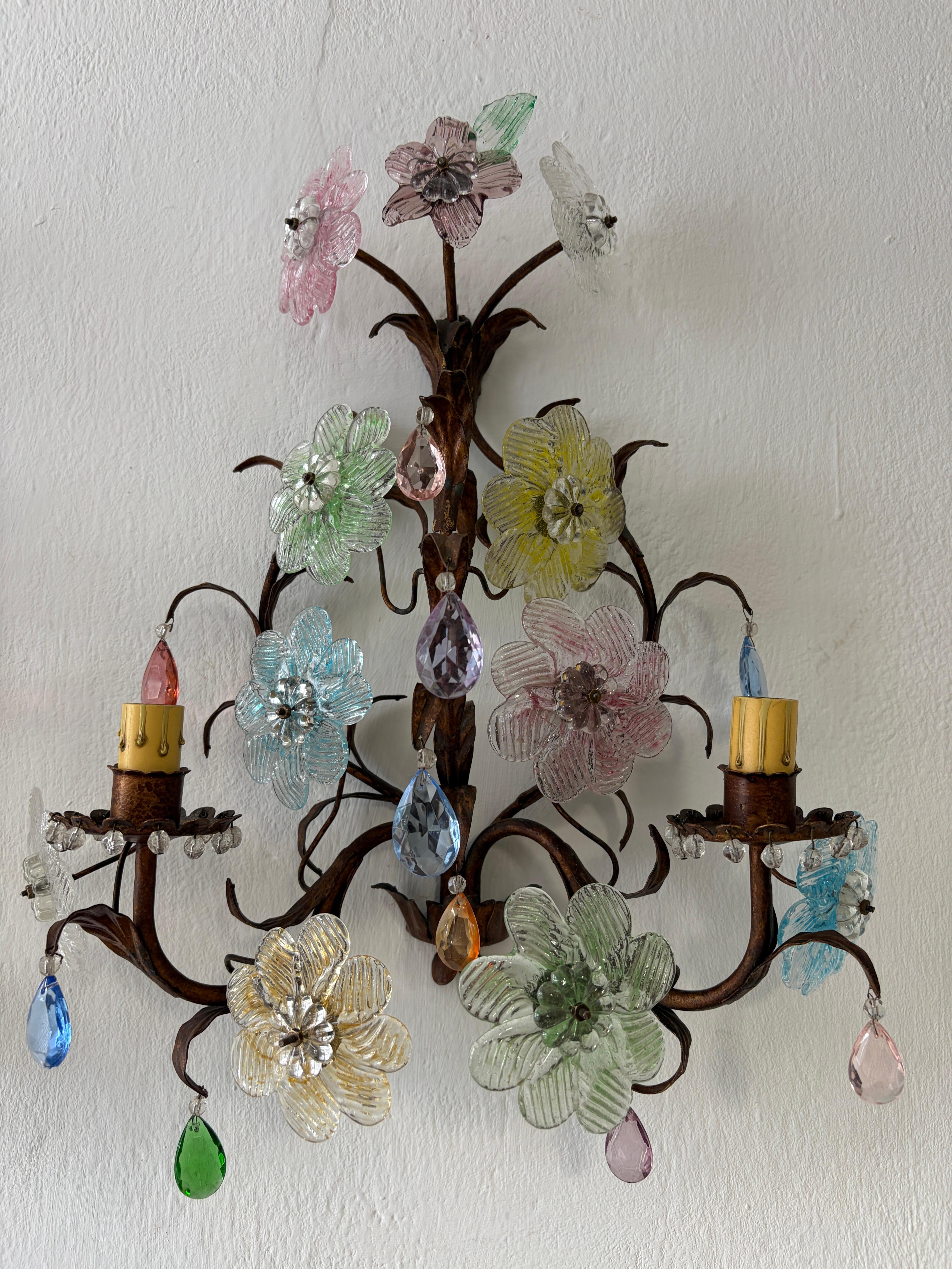 Italian Murano Multicolor Prisms Flowers Gilt Metal Sconces, c 1930 en venta 1