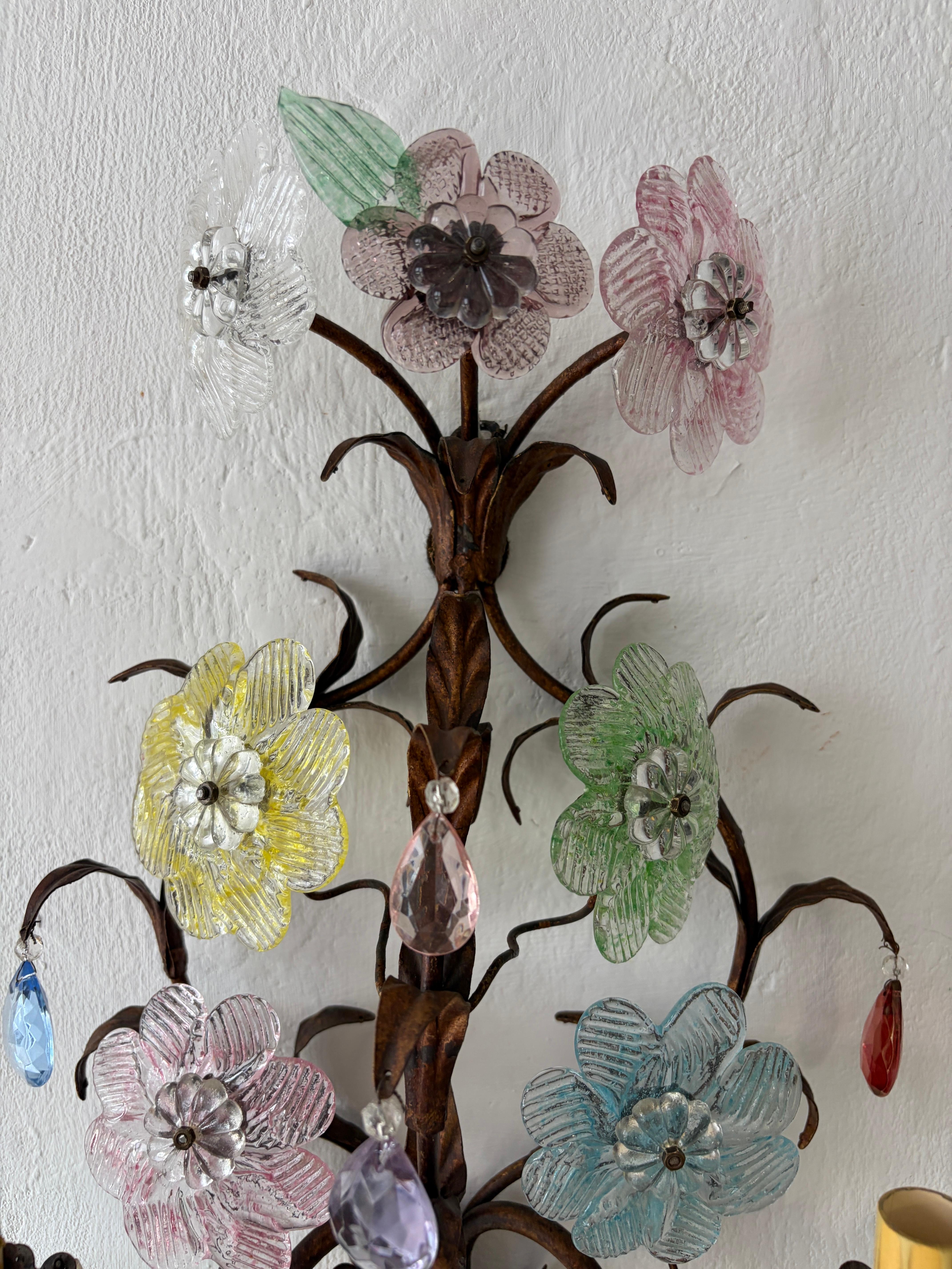 Italian Murano Multicolor Prisms Flowers Gilt Metal Sconces, c 1930 en venta 4