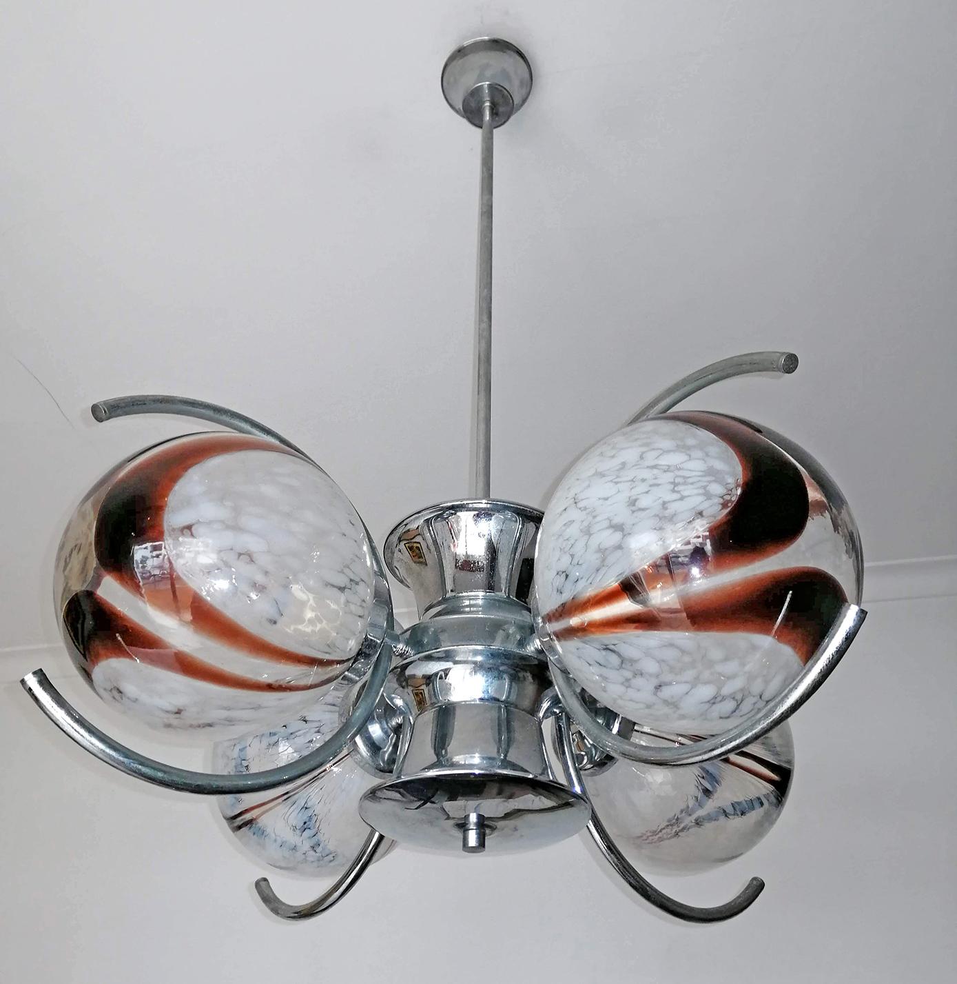 Unusual vintage 1960s Italian modernist Murano blown art glass globes chrome chandelier
Measures: Globe/diameter 8 in. (20 cm).

Measures:
Diameter 26 in / 66 cm
Height 35.4 in / 90 cm
Weight 16 lb/ 7 Kg
Four light bulbs E27/ good working condition
