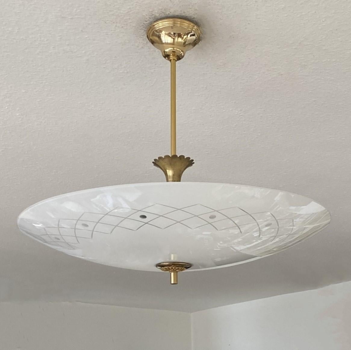 Favoloso lampadario a due luci o da incasso in vetro opalescente di Murano e ottone  attribuito a Luigi Brusotti nello stile di Fontana Arte, prodotto in Italia. circa 1940. Design elegante italiano con un grande paralume curvo in vetro opalescente