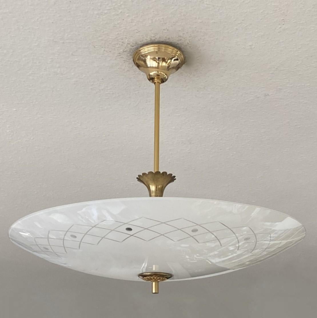 Mid-Century moderno Lampadario in ottone di Murano in vetro opalescente attribuito a Luigi Brusotti, anni '40 in vendita