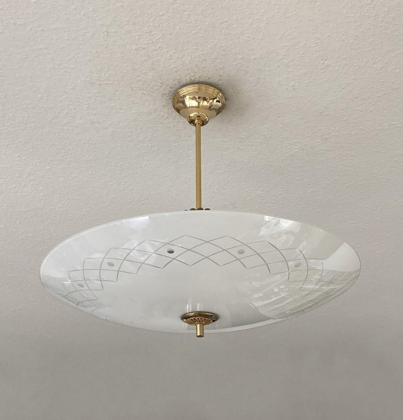 Italiano Lampadario in ottone di Murano in vetro opalescente attribuito a Luigi Brusotti, anni '40 in vendita