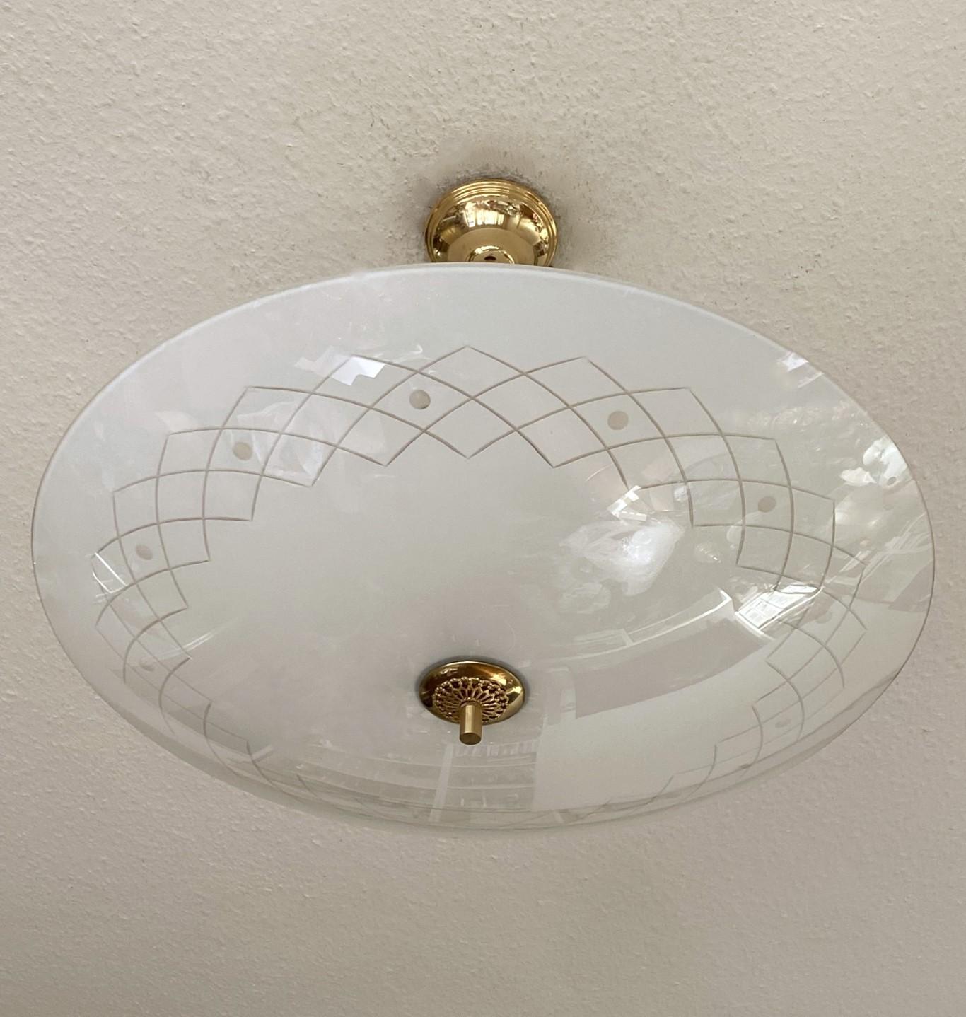Realizzato con acquaforte Lampadario in ottone di Murano in vetro opalescente attribuito a Luigi Brusotti, anni '40 in vendita