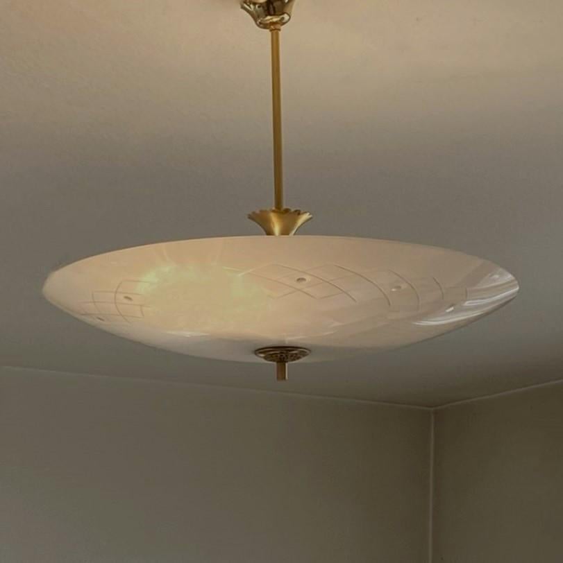 Ottone Lampadario in ottone di Murano in vetro opalescente attribuito a Luigi Brusotti, anni '40 in vendita