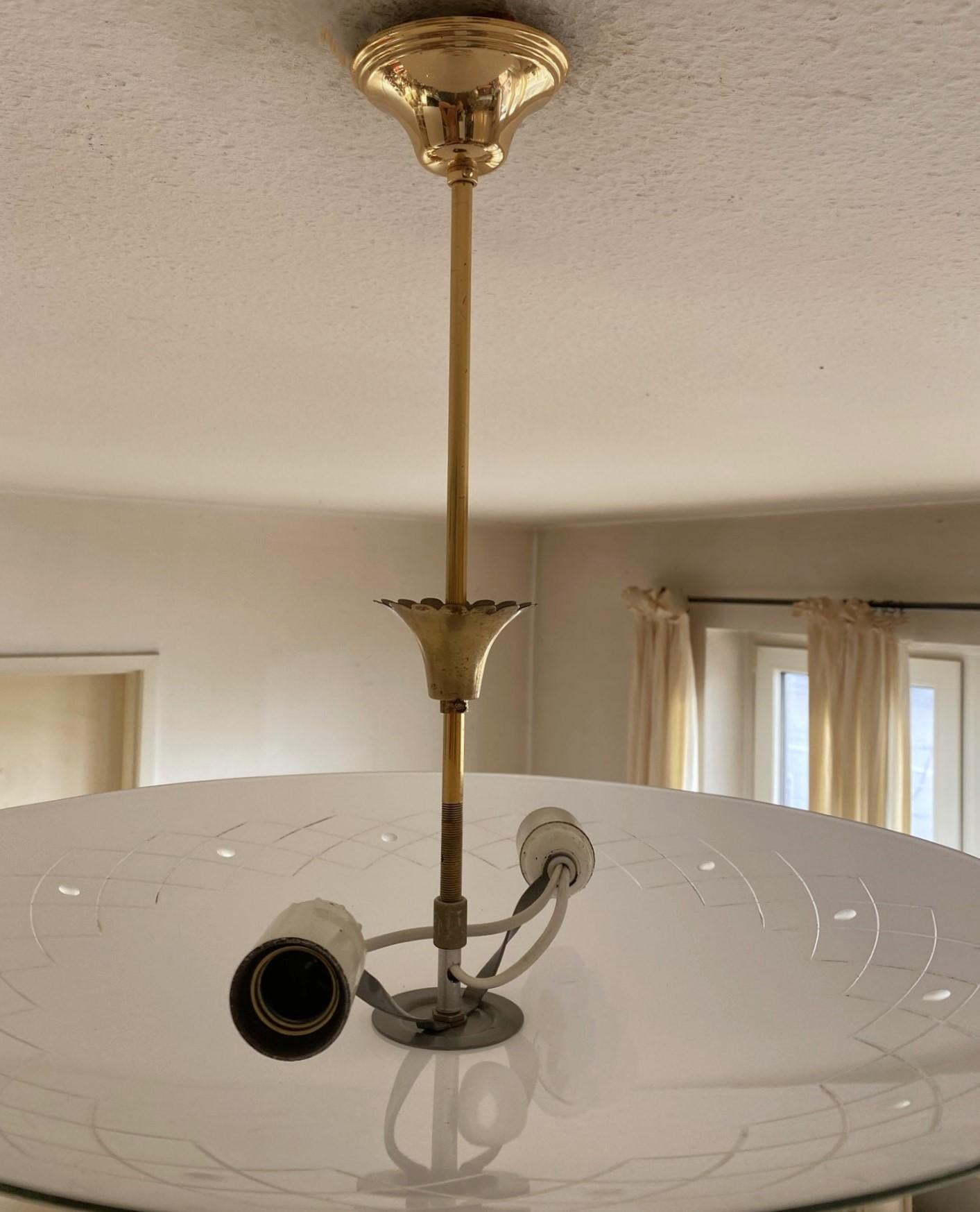 Lampadario in ottone di Murano in vetro opalescente attribuito a Luigi Brusotti, anni '40 in vendita 1