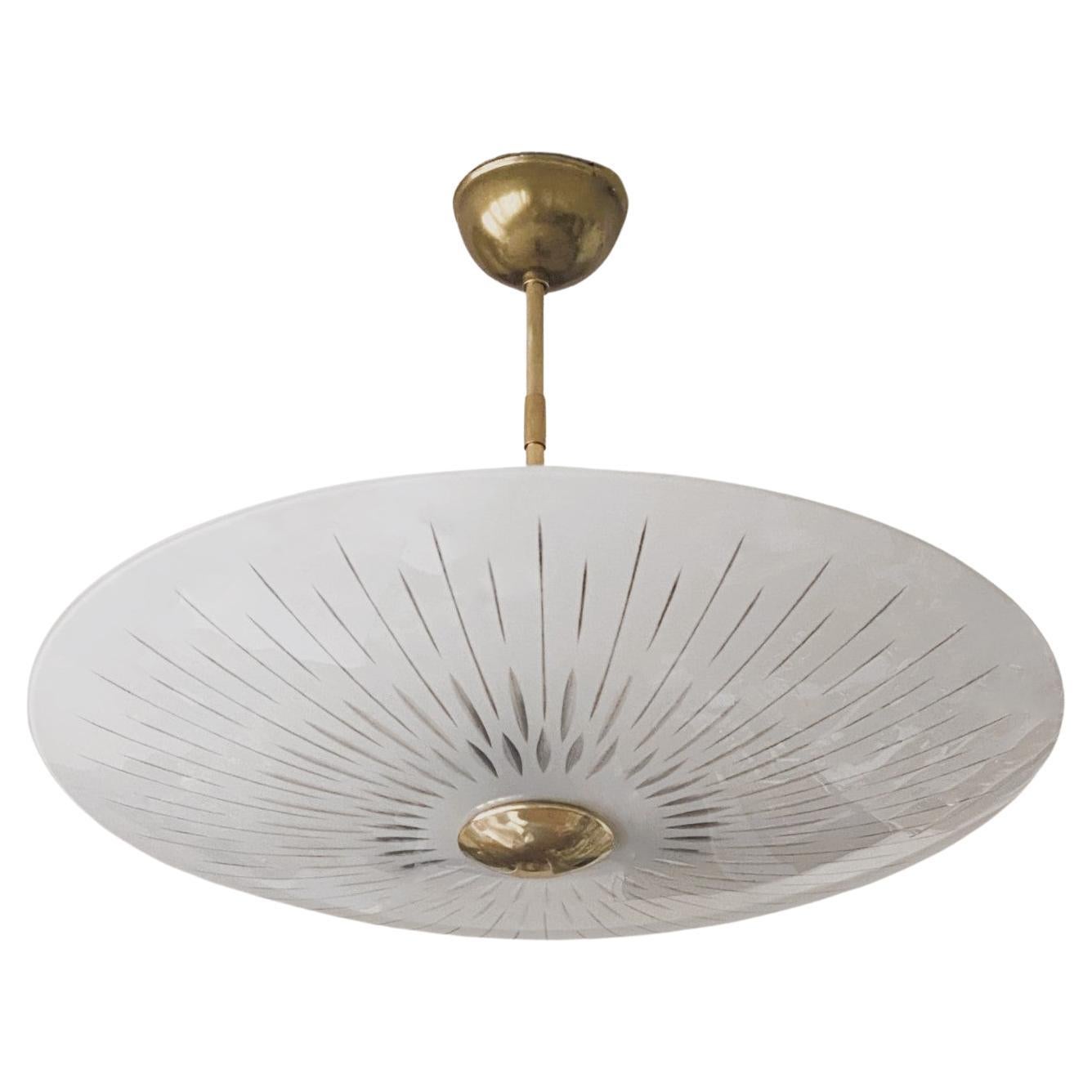 Plafoniera italiana di Murano in vetro opalescente e ottone in stile Fontana Arte, anni '50