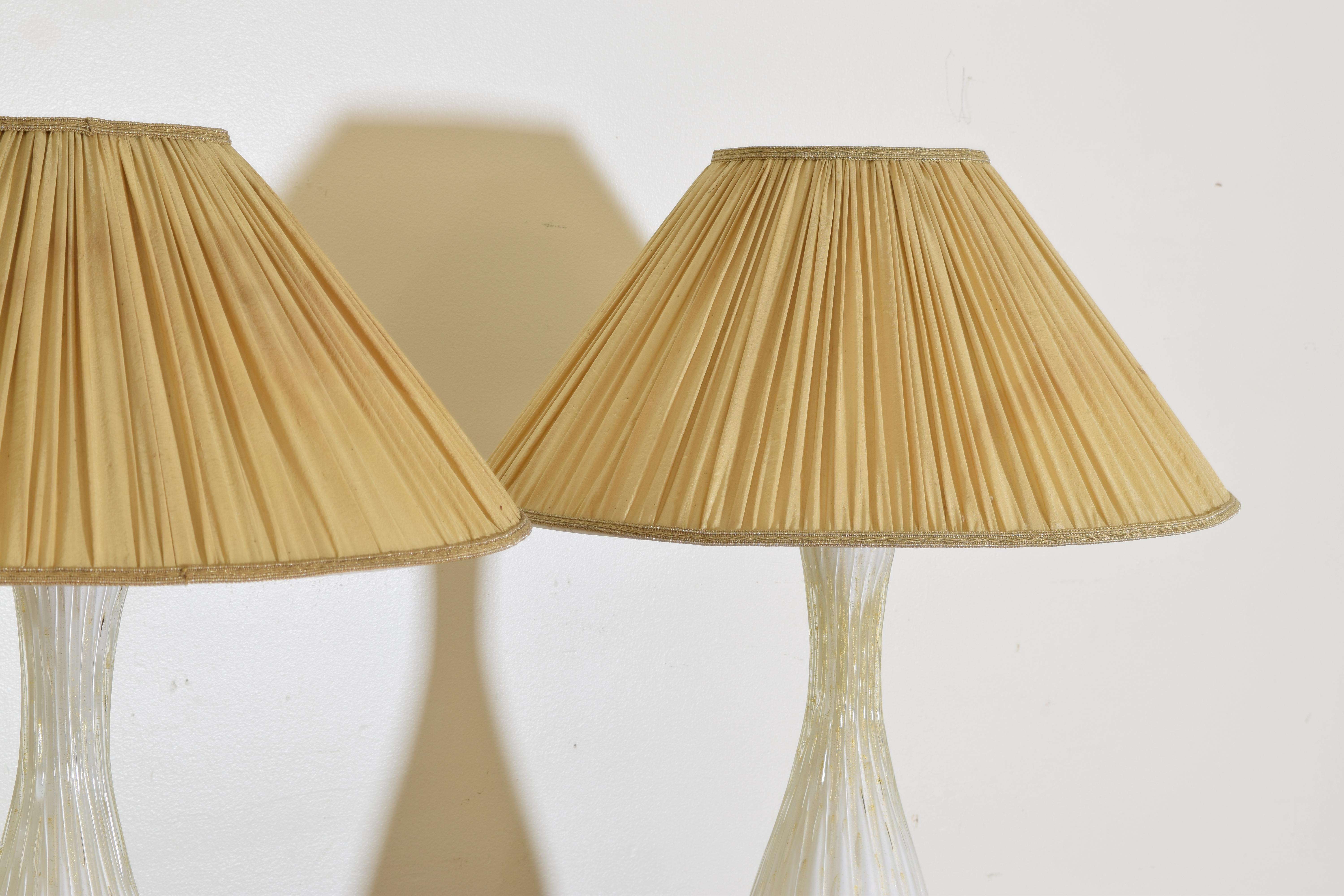 Italienische, Murano-Tischlampen aus geblasenem Glas und Messing, maßgefertigte Schirmen, ca. 1920er Jahre, Paar im Zustand „Gut“ im Angebot in Atlanta, GA