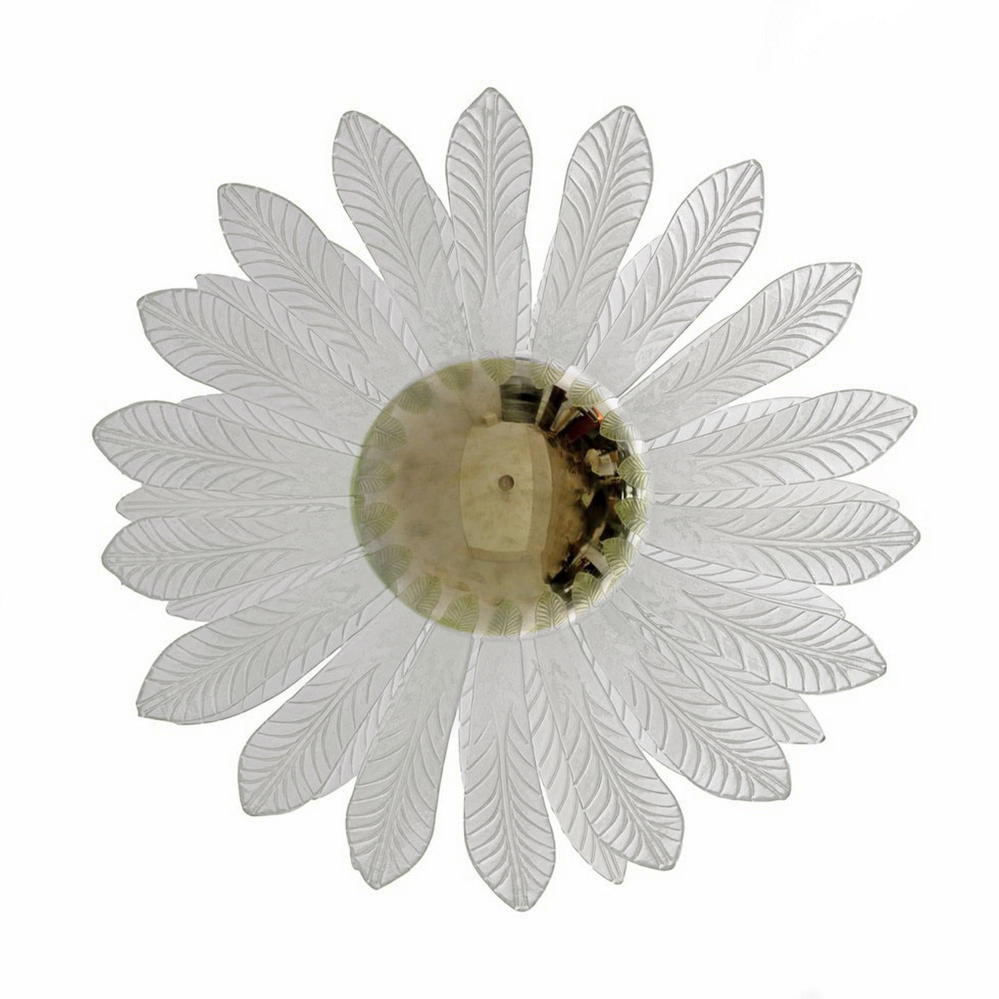 Illuminez votre espace avec ce lustre Murano de grande taille, véritable témoignage de l'art italien du milieu du siècle. Fabriqué à la main à Murano, en Italie, ce lustre est composé de 38 feuilles de verre translucides, chacune présentant des
