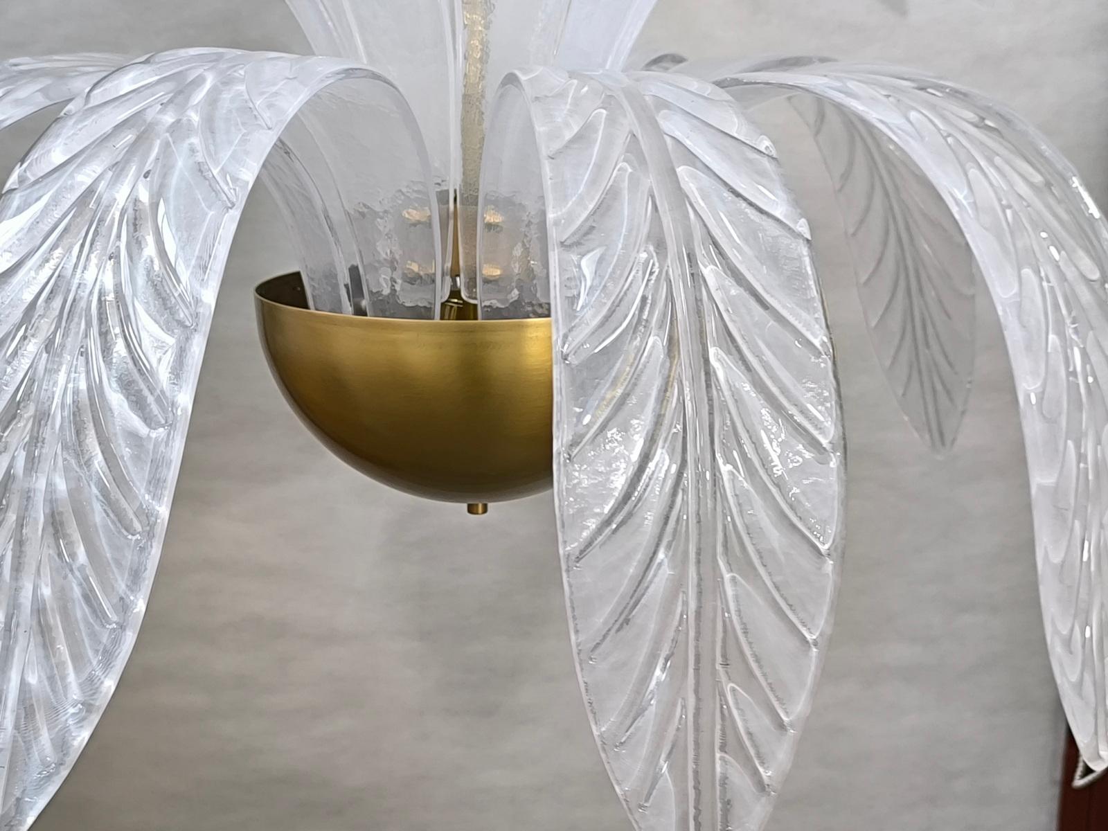 XXIe siècle et contemporain Lustre italien en feuilles de palmier de Murano avec 38 verres vénitiens soufflés à la main et laiton en vente