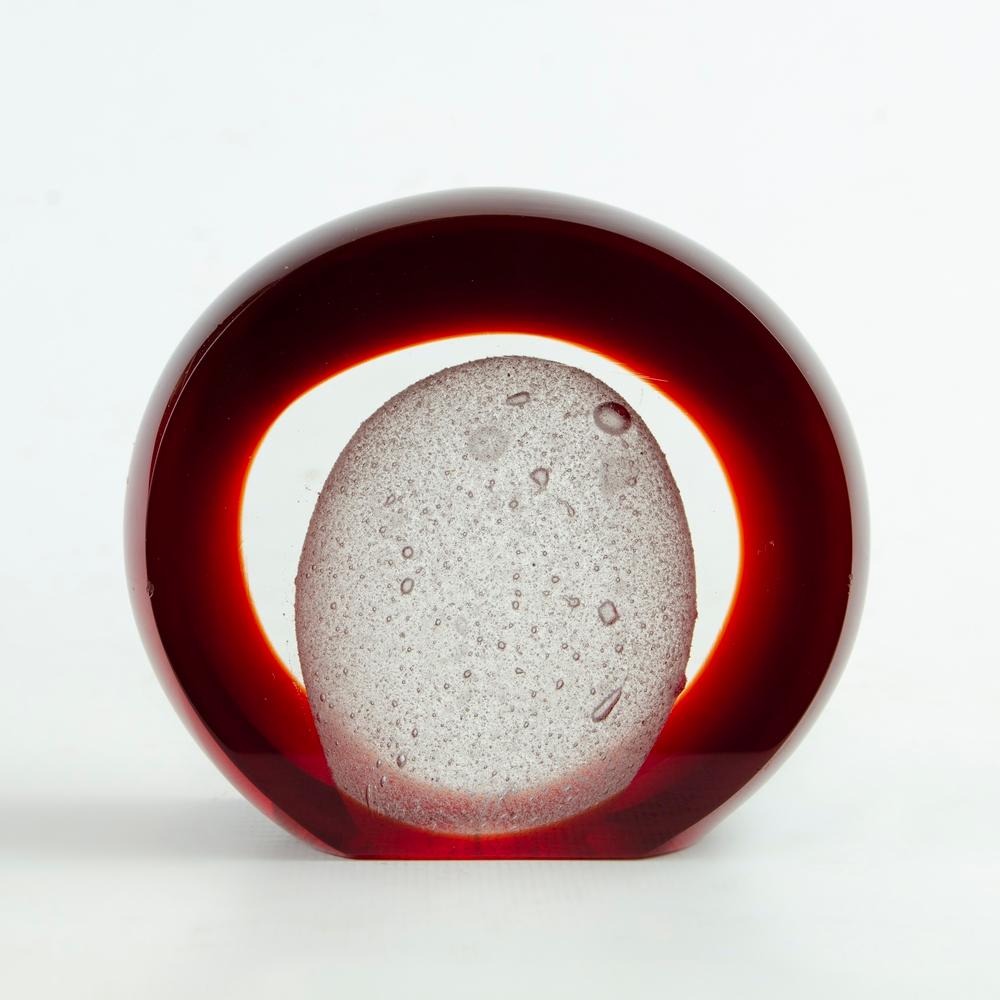 Italian Murano paperweight with microscopic view theme
Eye-catching Italian glass stonebath, Murano, intense red color with transparency that allows you to see inside, giving you the feeling that you were looking through a