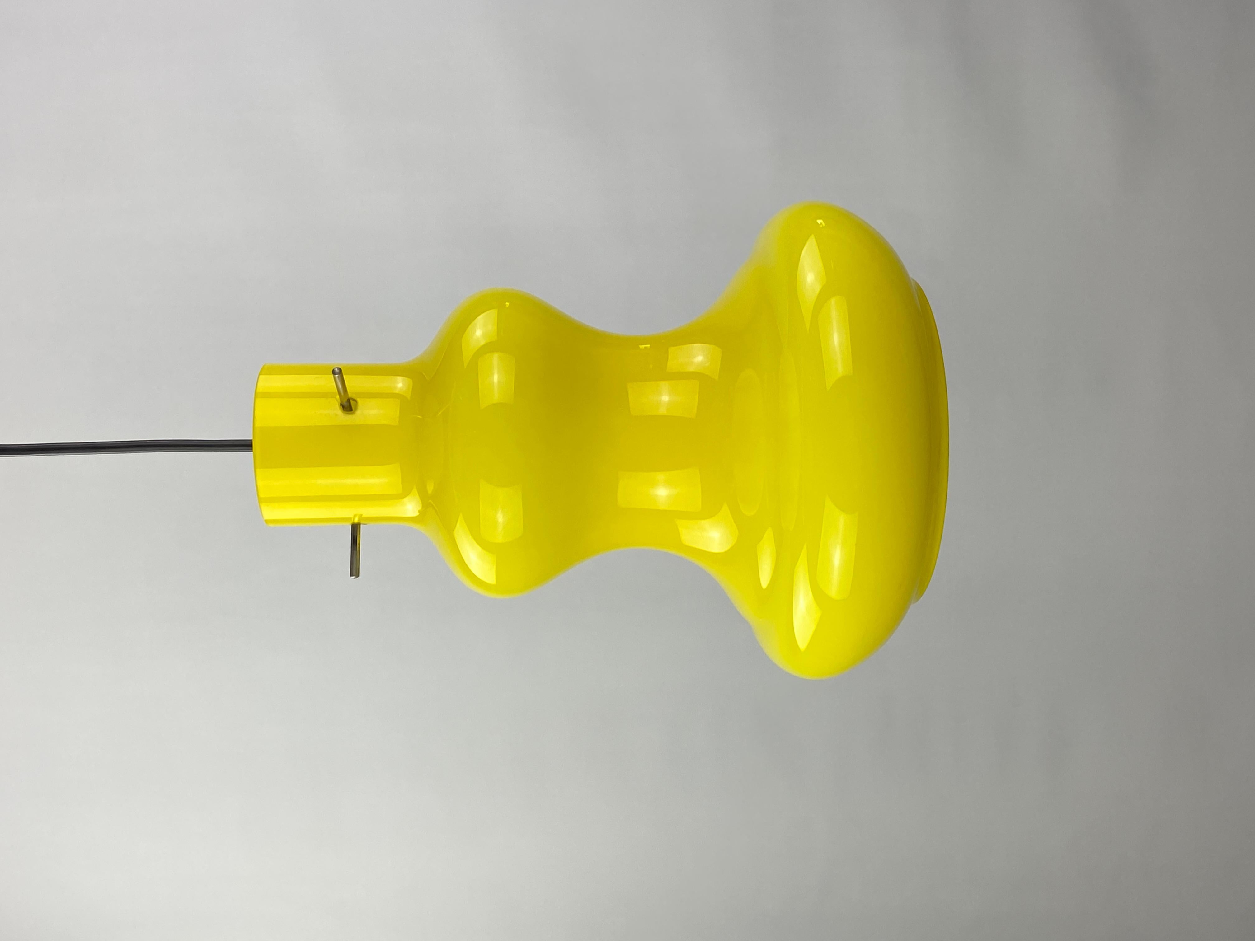 Italian hanging lamp by Gino Vistosi Vetreria for Massimo Vignelli from 1960 and made from Murano glass. It has a beautiful bright yellow color and produces different tones of yellow when on.

DIMENSIONS
Height: 29cm
Diameter: 22cm
Cord length: