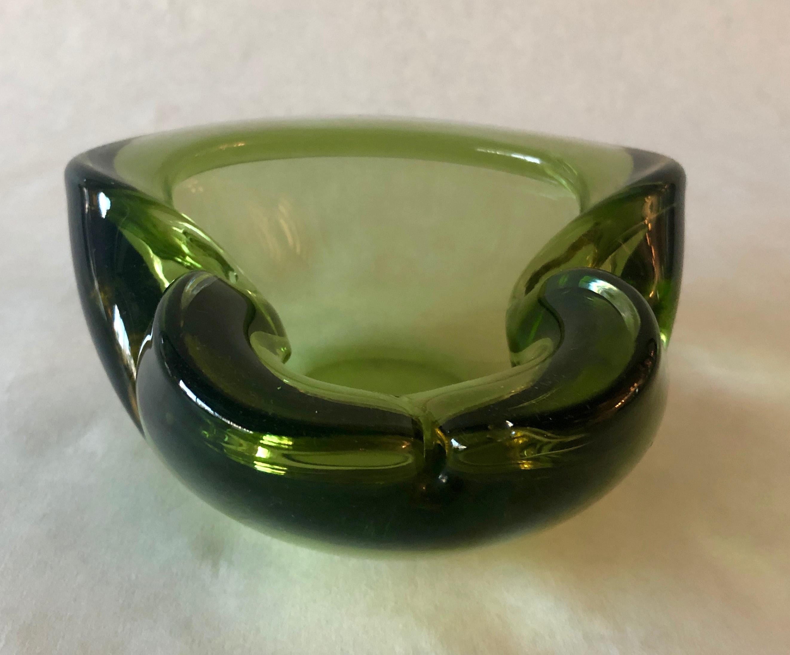 Posacenere / Portacaramelle / Ciotola in vetro soffiato italiano di Murano di colore verde peridoto in vendita 7