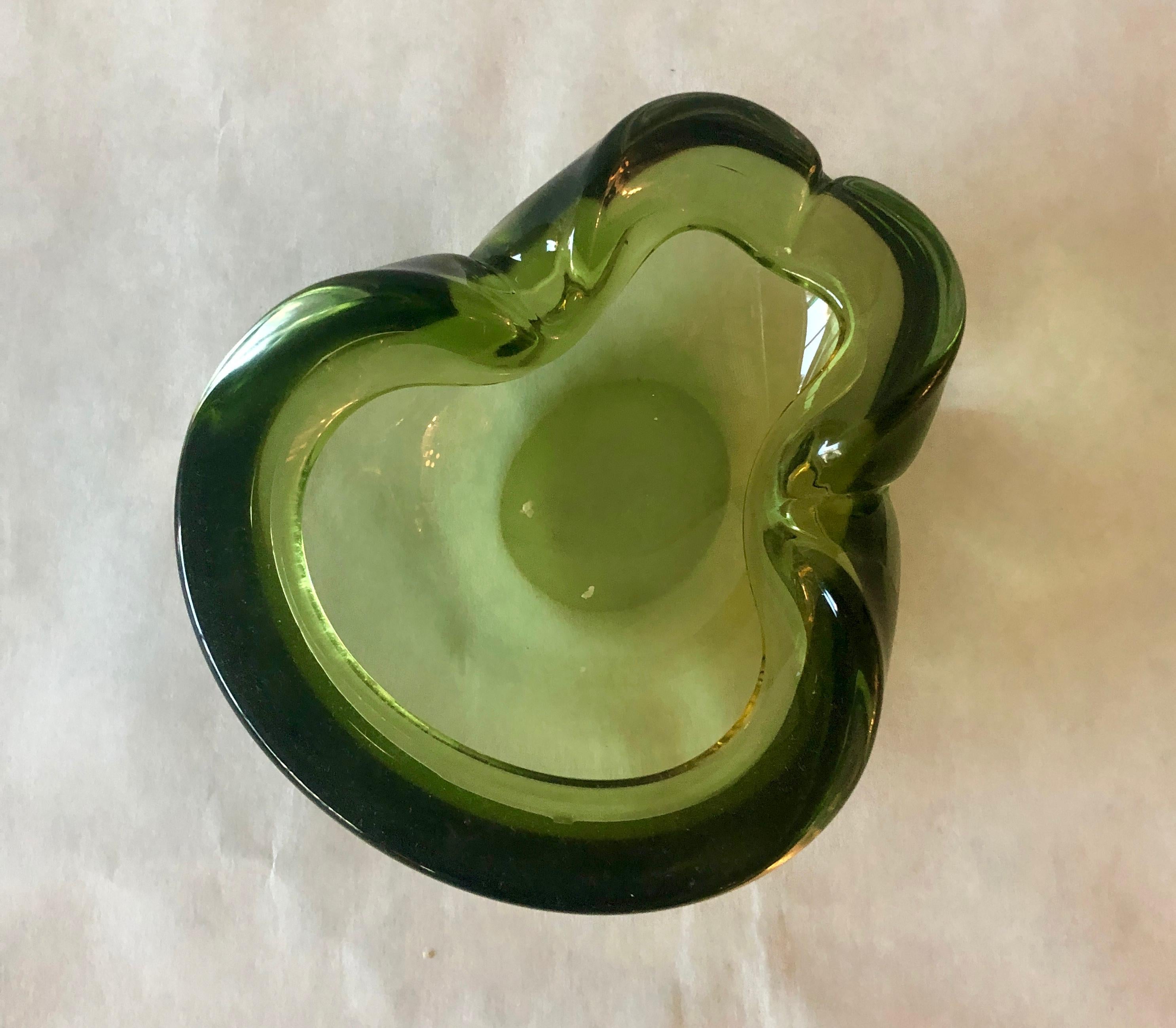 Italiano Posacenere / Portacaramelle / Ciotola in vetro soffiato italiano di Murano di colore verde peridoto in vendita