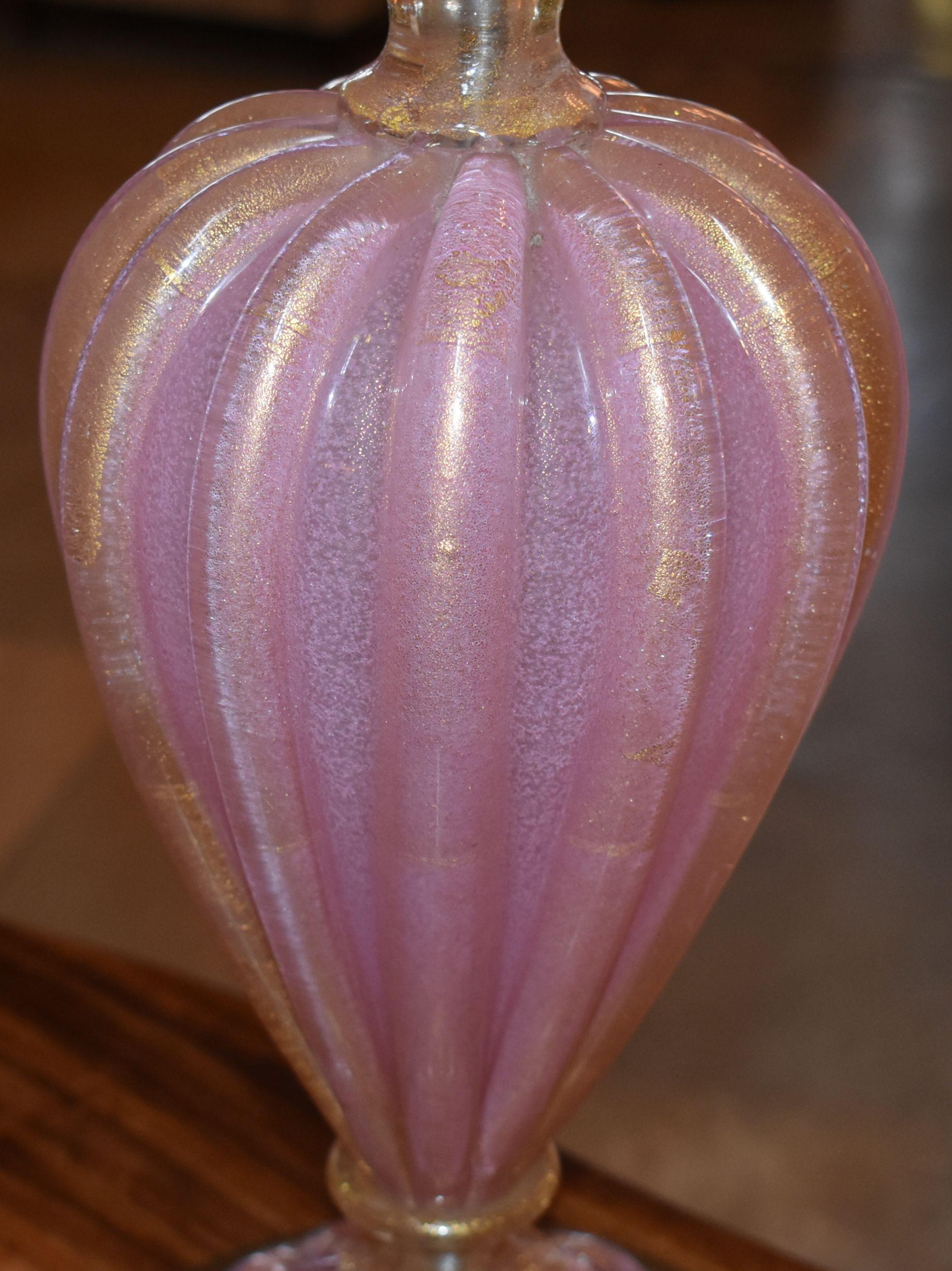 Lampe de table italienne du milieu du siècle en verre de Murano, rose avec un lustre moucheté d'or, avec base et câblage en laiton d'origine. 

Remarque : l'abat-jour n'est pas inclus. 
Hauteur de la dimension au sommet de la harpe.
Le diamètre