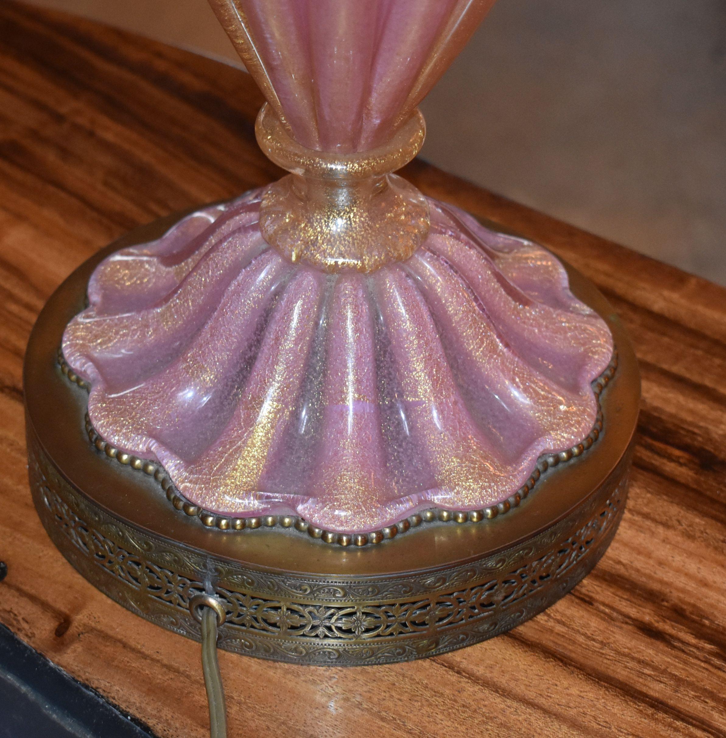 Mid-Century Modern Lampe de bureau italienne en verre de Murano rose et or en vente