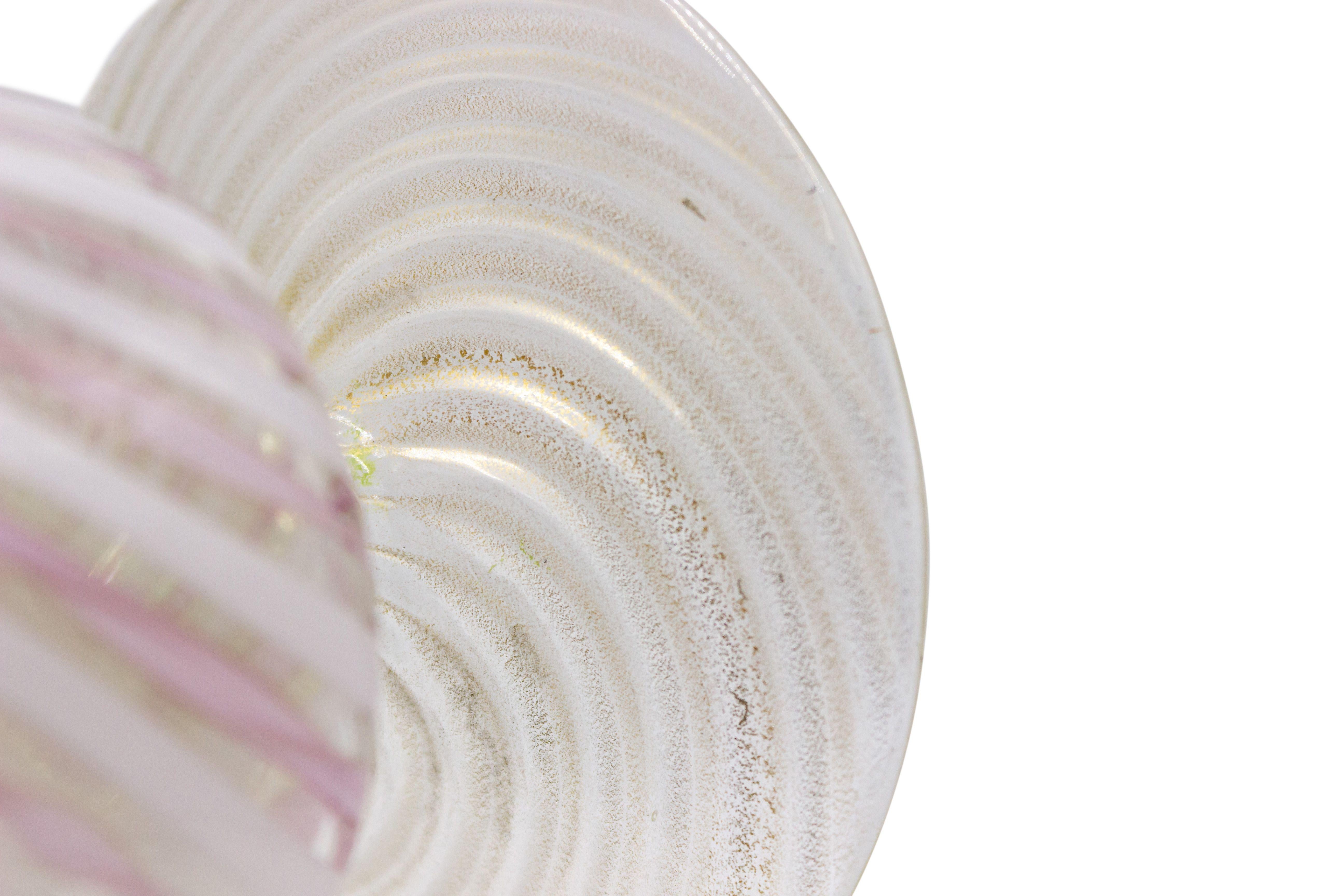 20ième siècle Carafe italienne Murano rose et blanc en vente