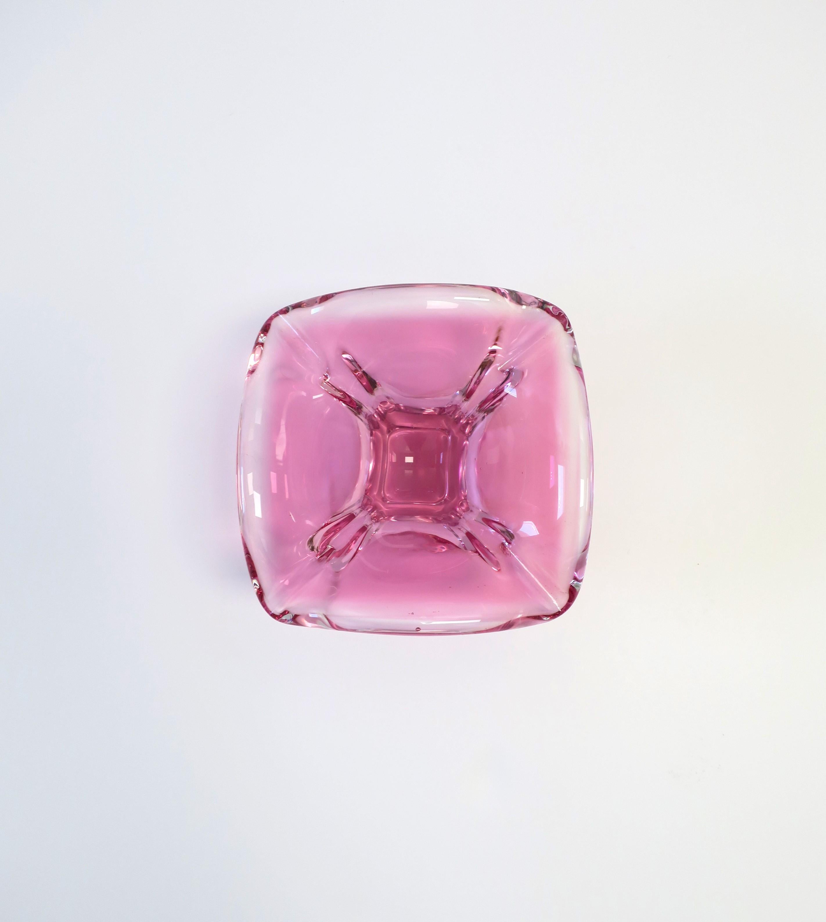 Italienische Muranoglasschale oder Aschenbecher aus rosa Kunstglas (Moderne der Mitte des Jahrhunderts) im Angebot
