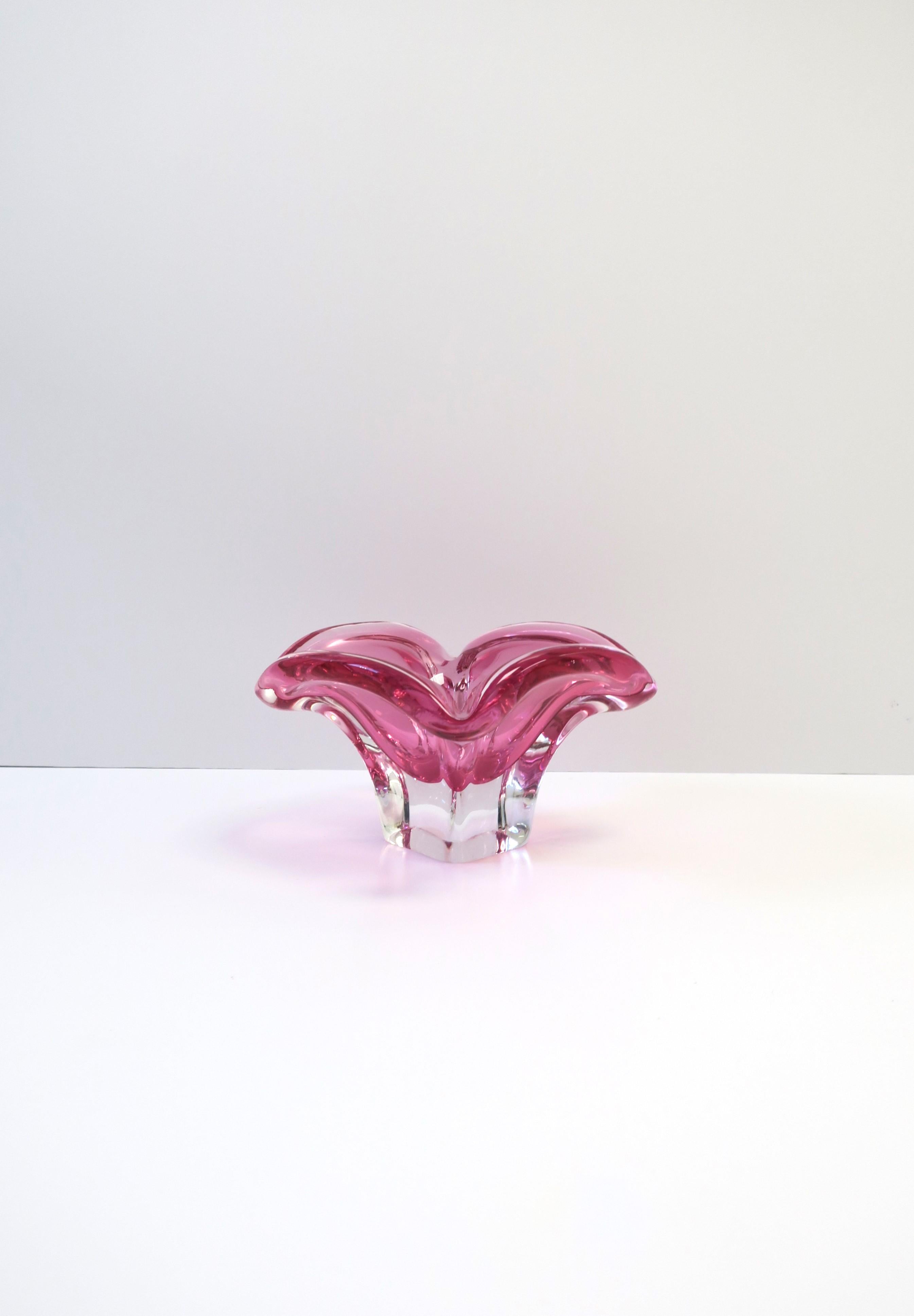 Italienische Muranoglasschale oder Aschenbecher aus rosa Kunstglas (20. Jahrhundert) im Angebot