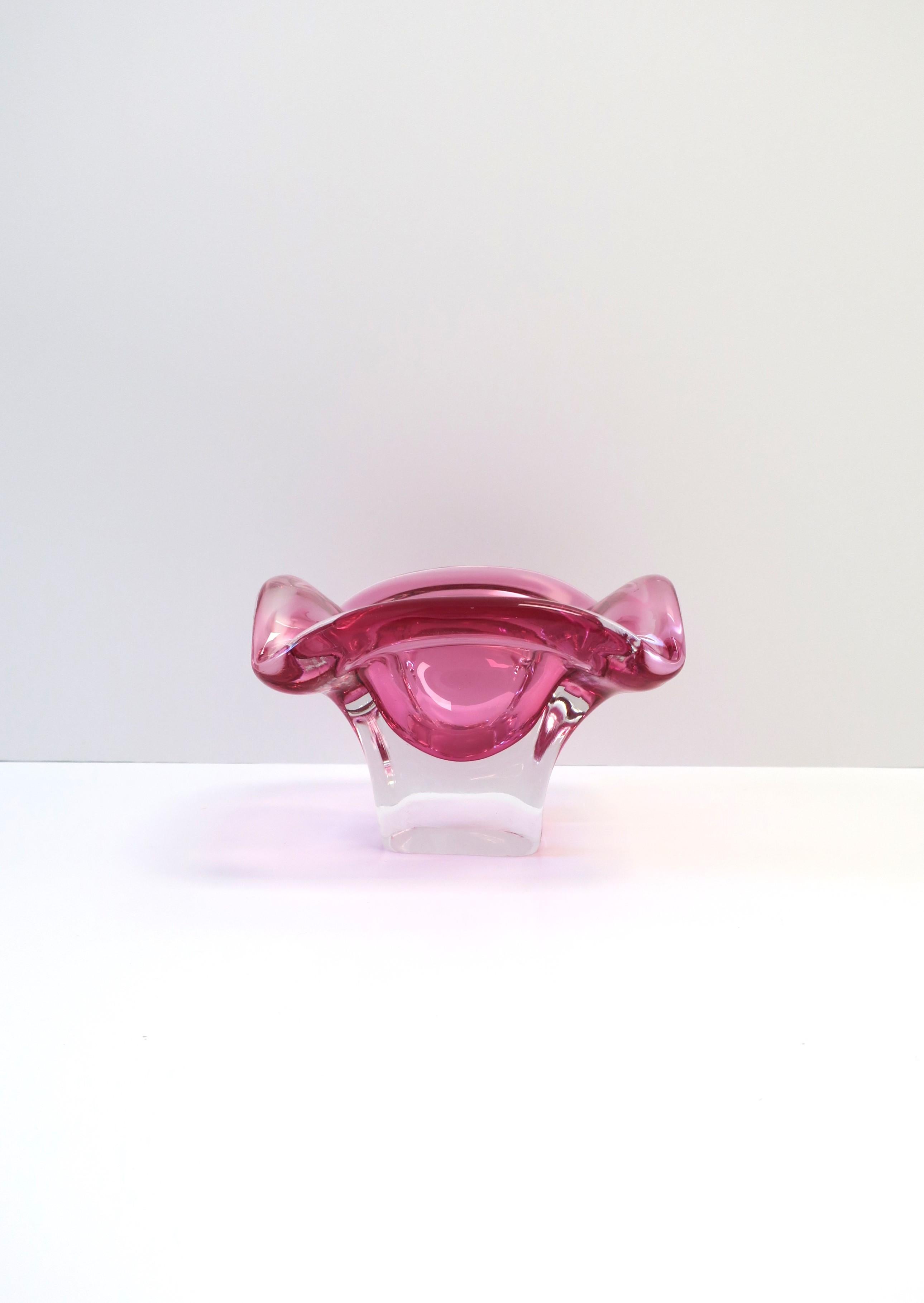 Italienische Muranoglasschale oder Aschenbecher aus rosa Kunstglas im Angebot 1