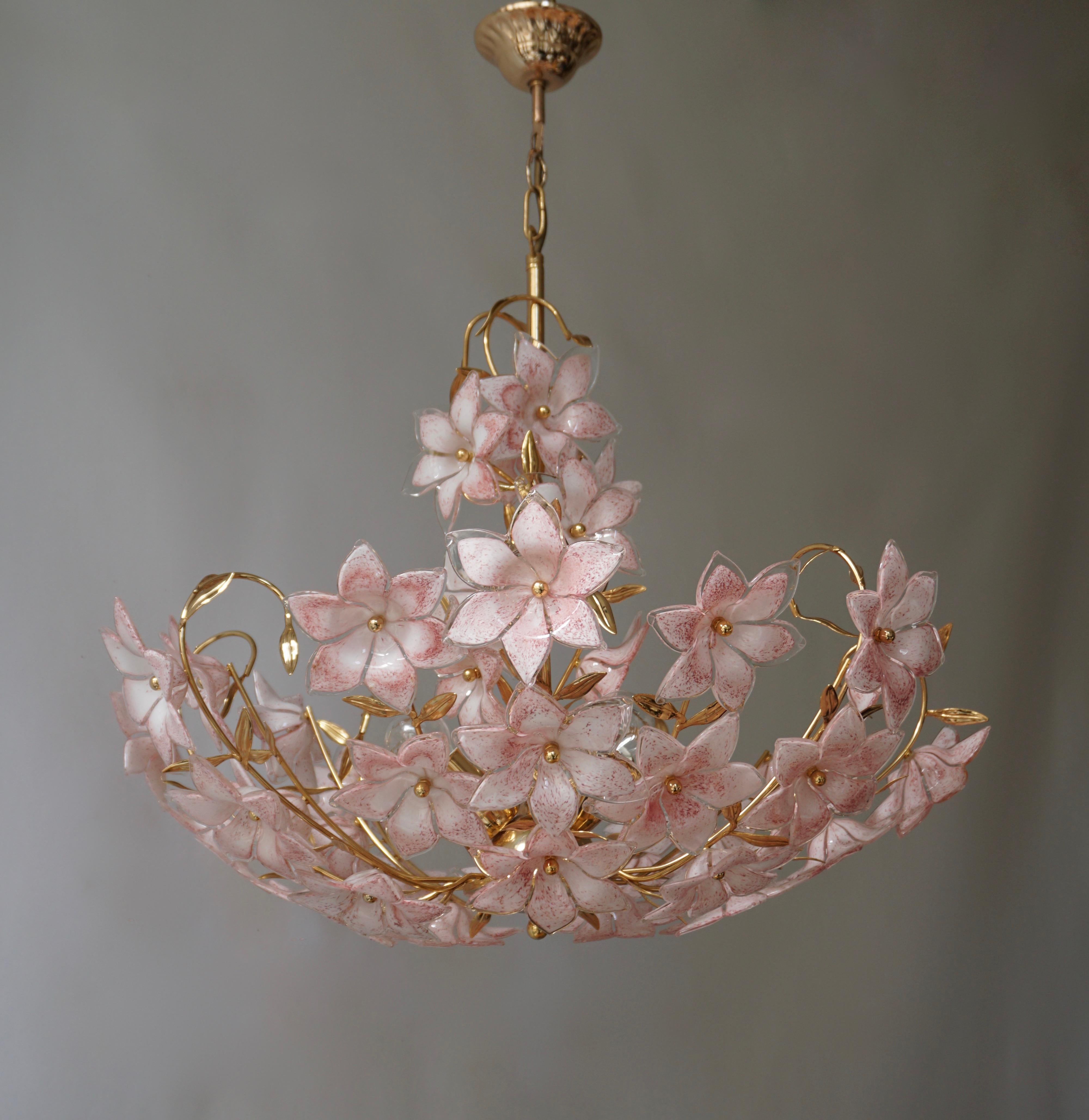 Franco Luce design chandelier.
Elegant large Italian Murano glass flower Bouquet art glass chandelier with hand-blow white/pink and clear glass flowers and gold-plated brass. 
The light requires three single E27 screw fit lightbulbs (60Watt max.)