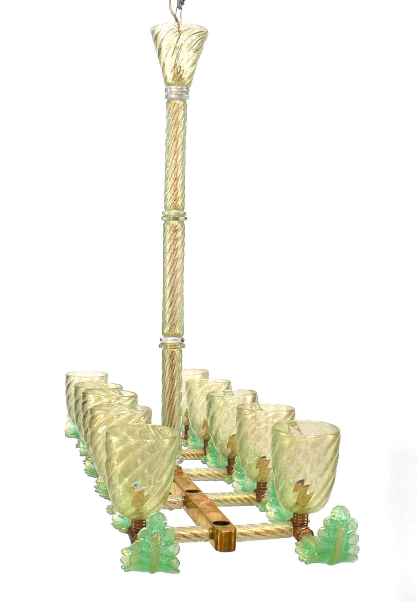 2 Lustre italien de Murano en verre bullé et laiton à 10 lumières de forme rectangulaire avec des abat-jours cannelés en spirale, une tige centrale et des branches en forme de plumes. (PRIX CHACUN)
