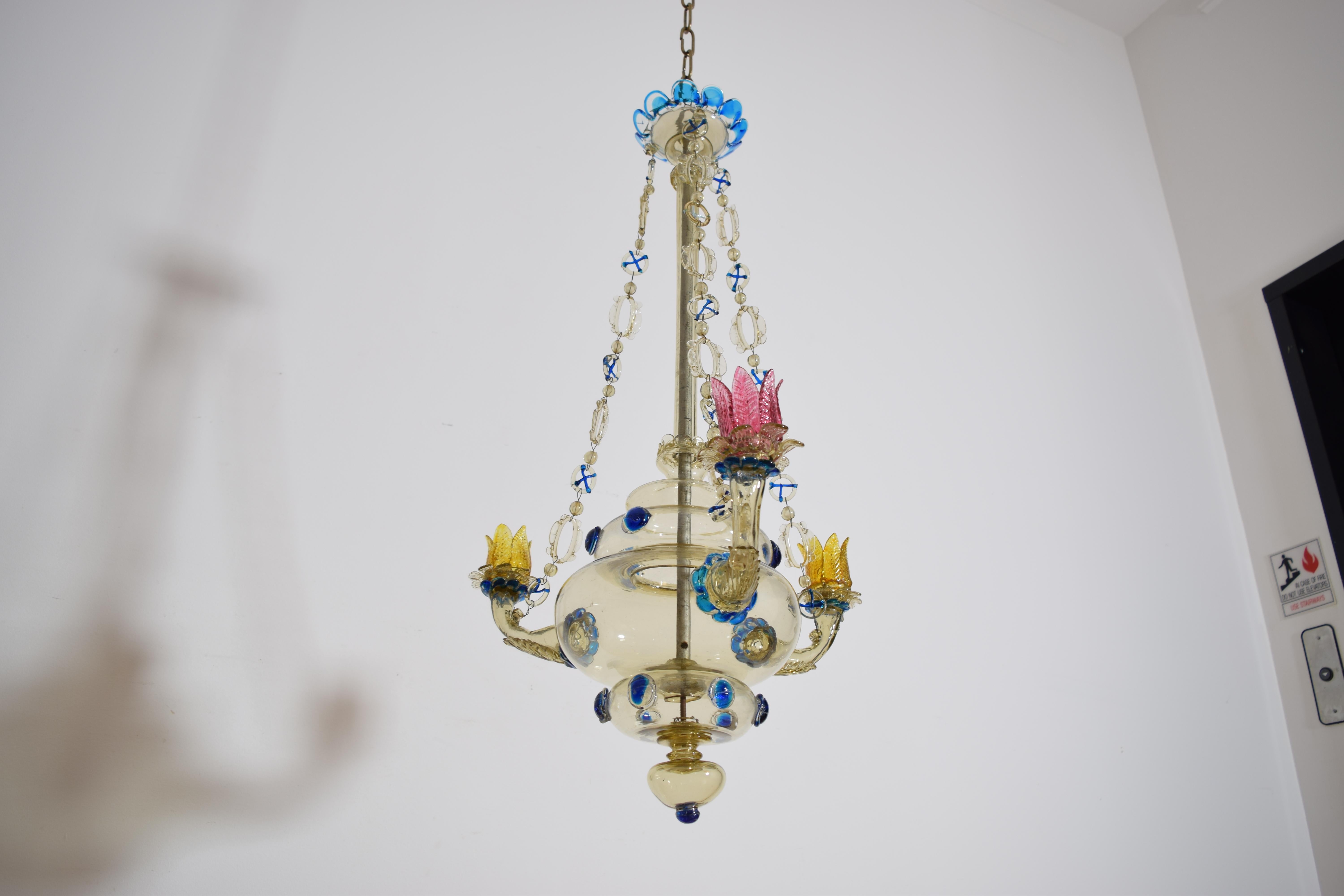 Araña colgante de 3 luces, italiana, de Murano, rara, de vidrio soplado y coloreado, ca. 1900 en Bueno estado para la venta en Atlanta, GA